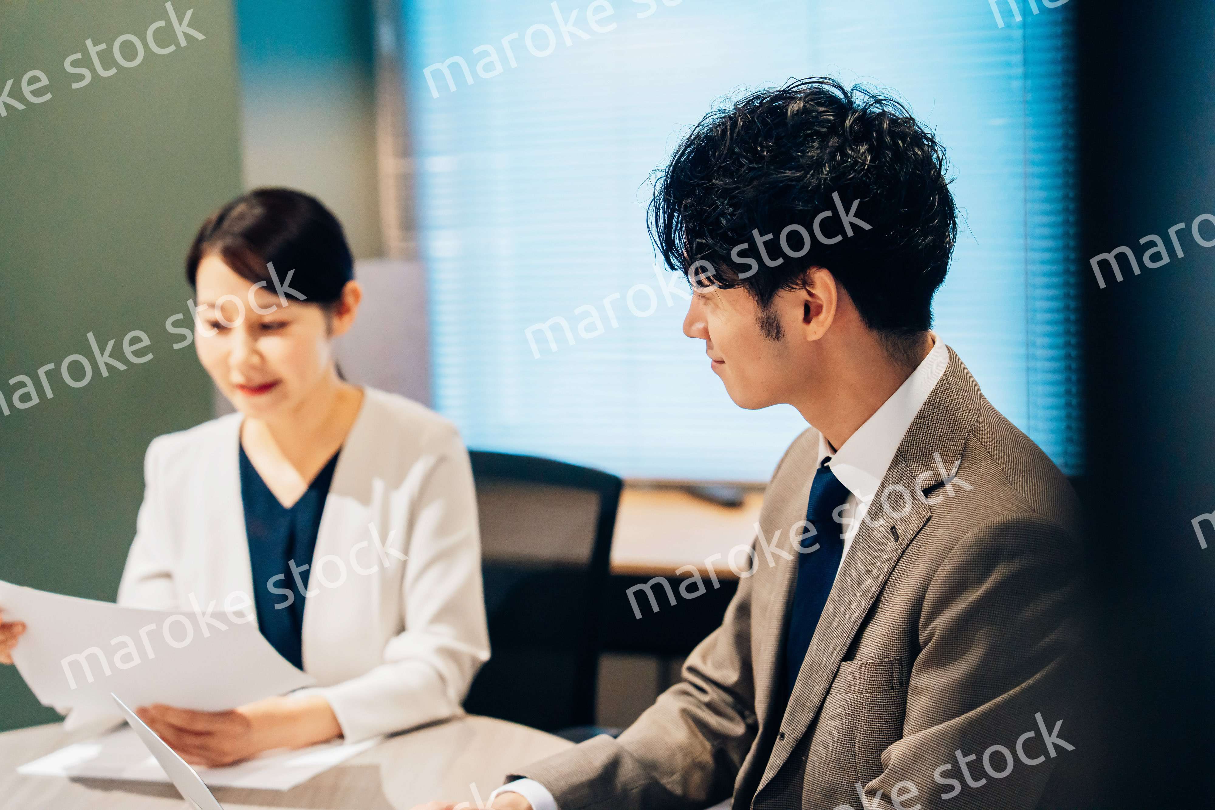 オフィスで打ち合わせをするミドルの女性