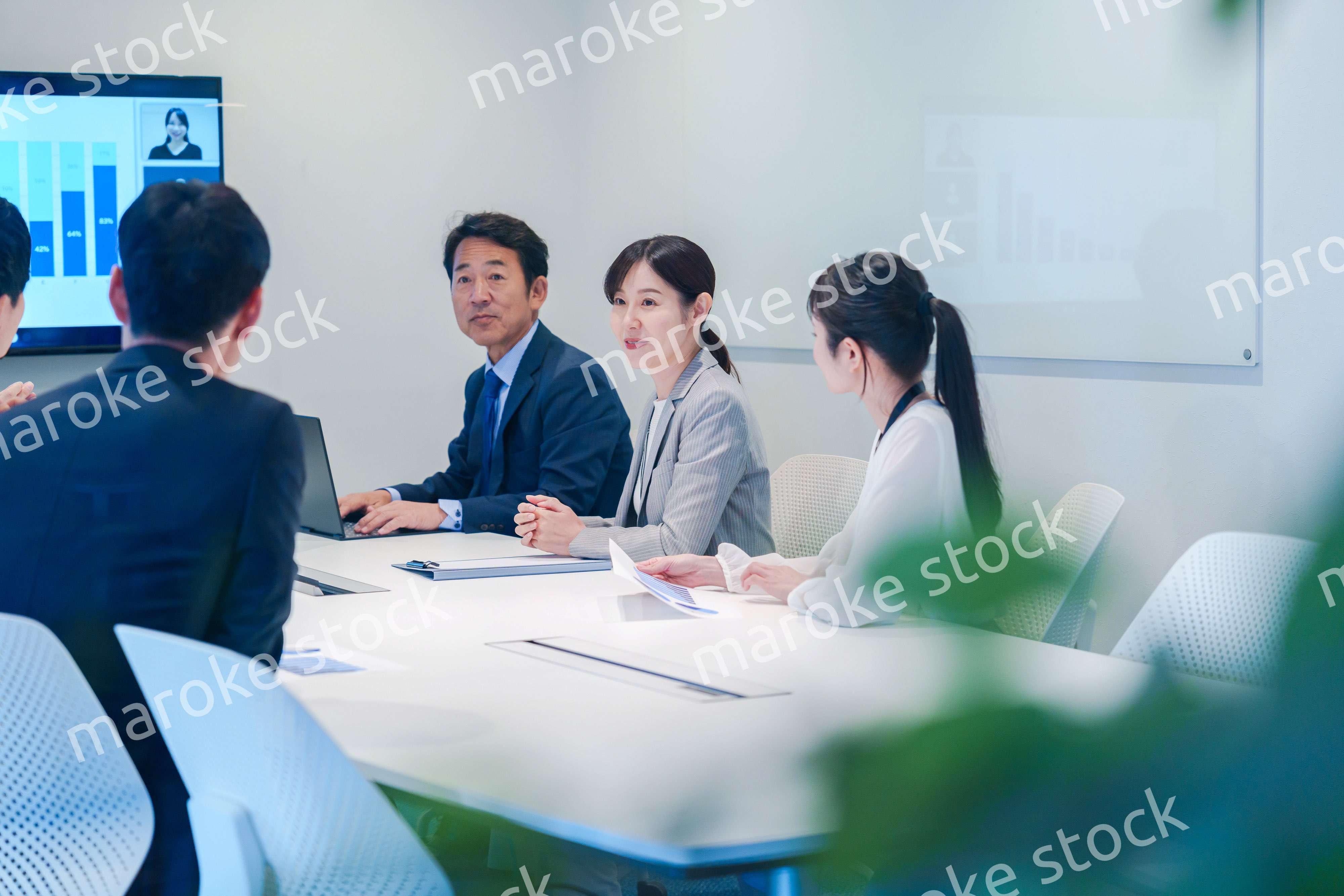 オフィスでリモート会議をするビジネスパーソン