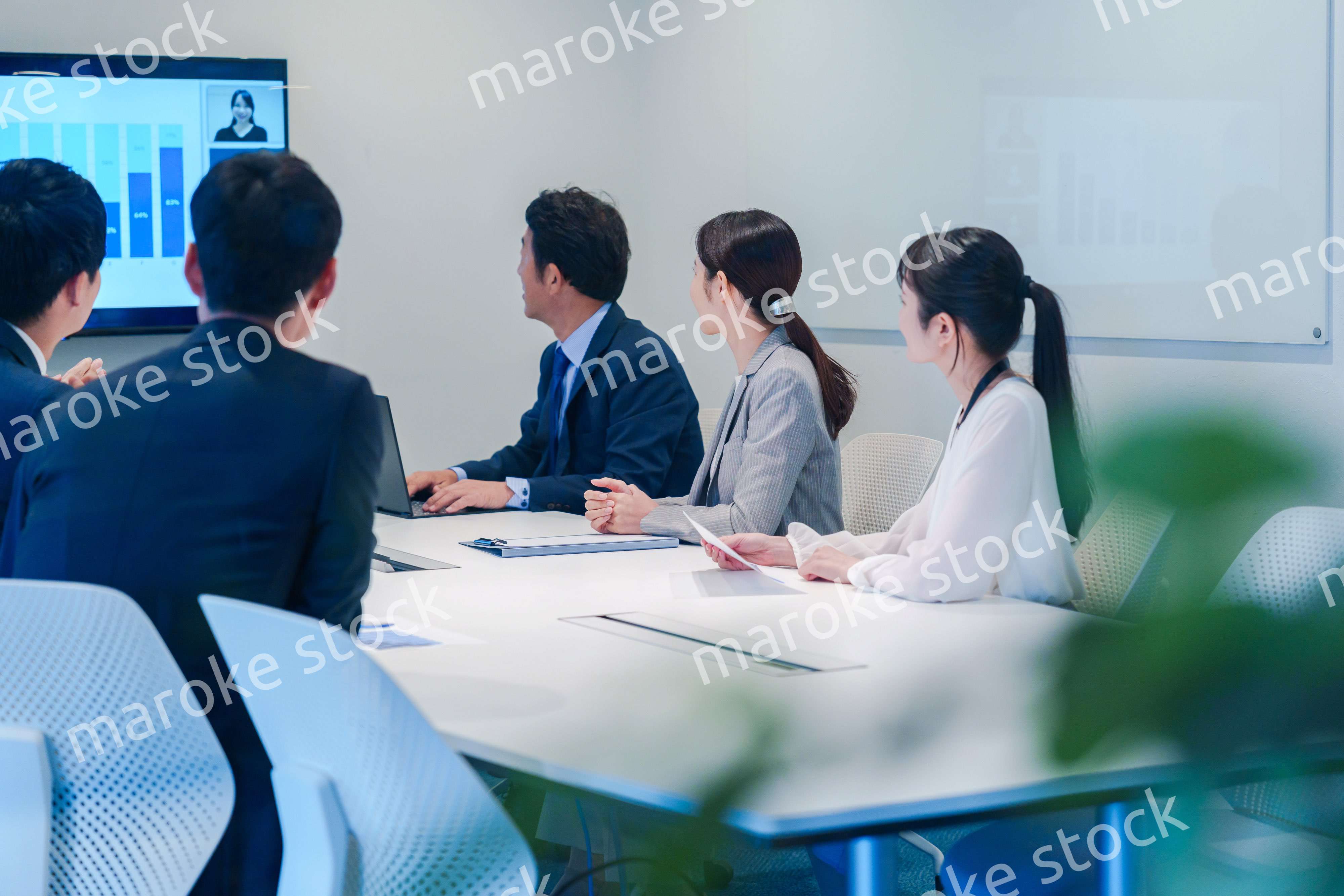 オフィスでリモート会議をするビジネスパーソン