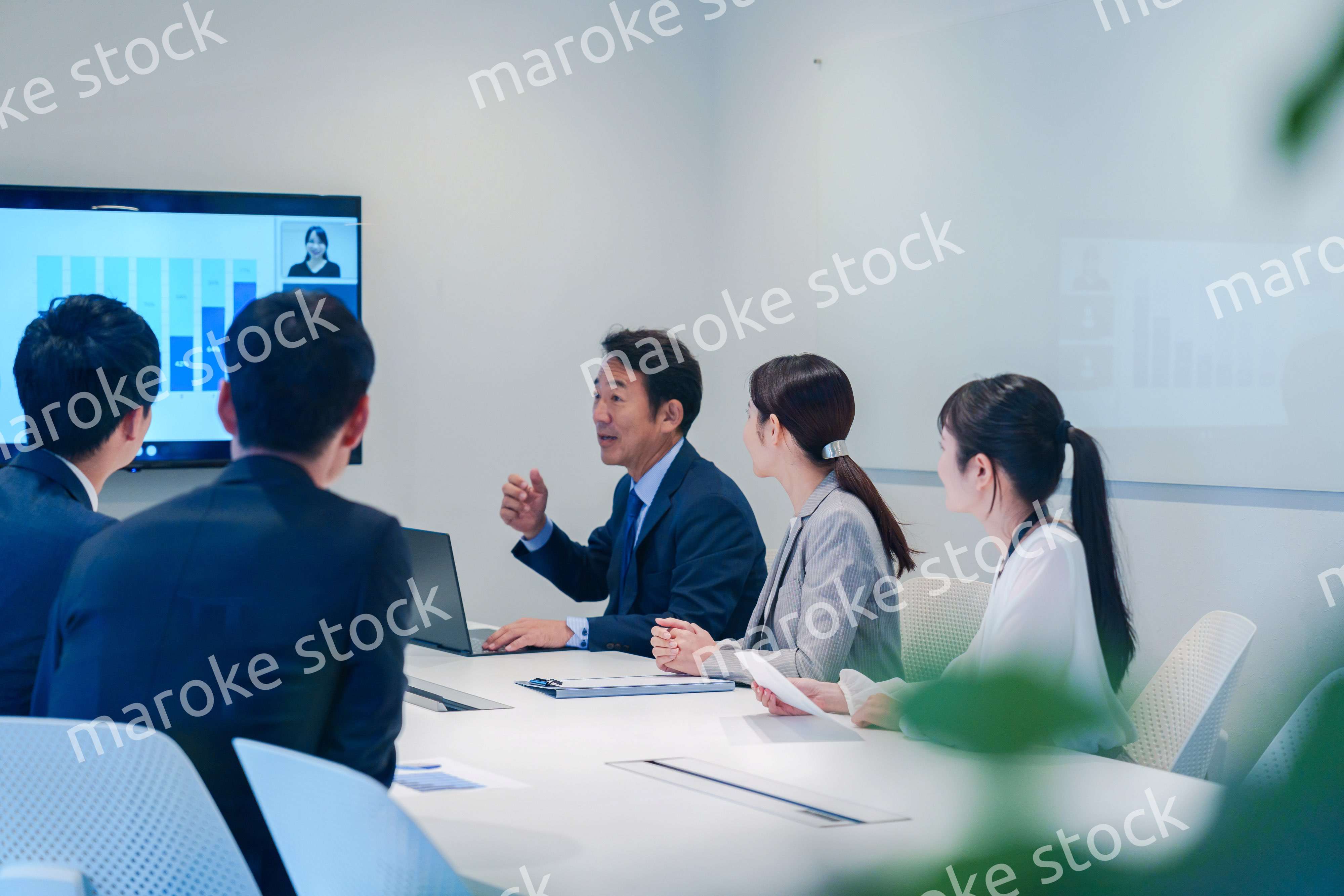 オフィスでリモート会議をするビジネスパーソン