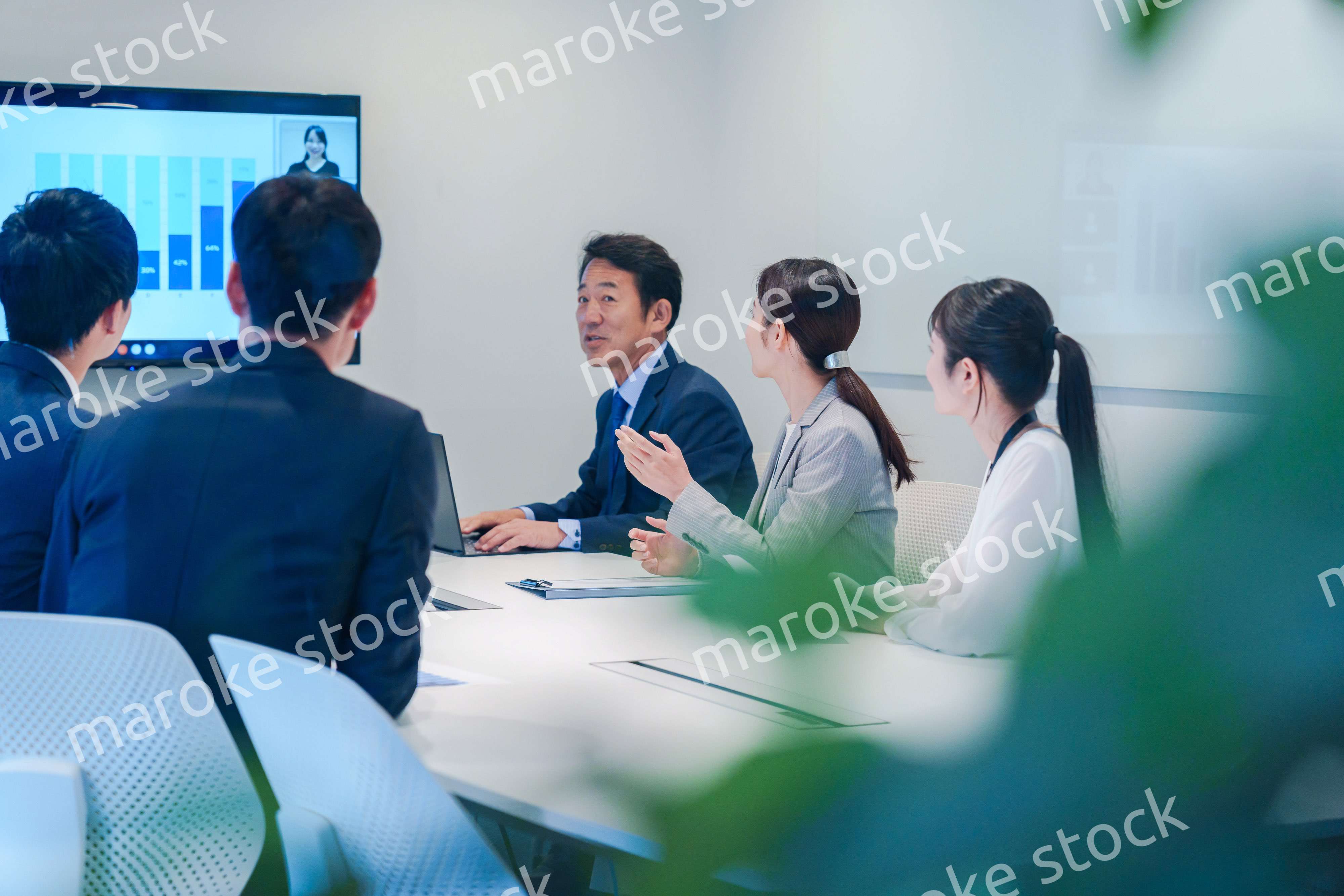 オフィスでリモート会議をするビジネスパーソン