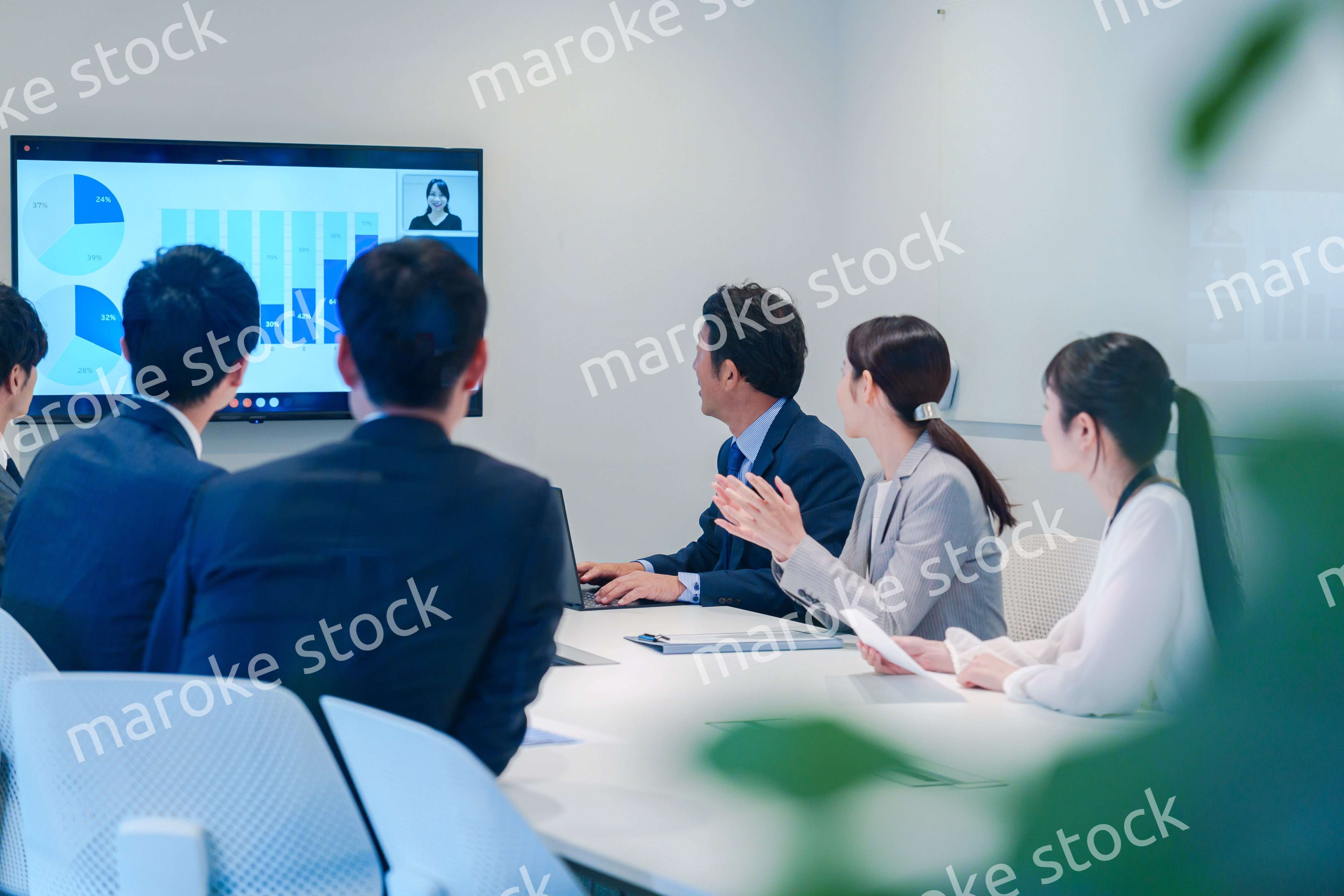 オフィスでリモート会議をするビジネスパーソン