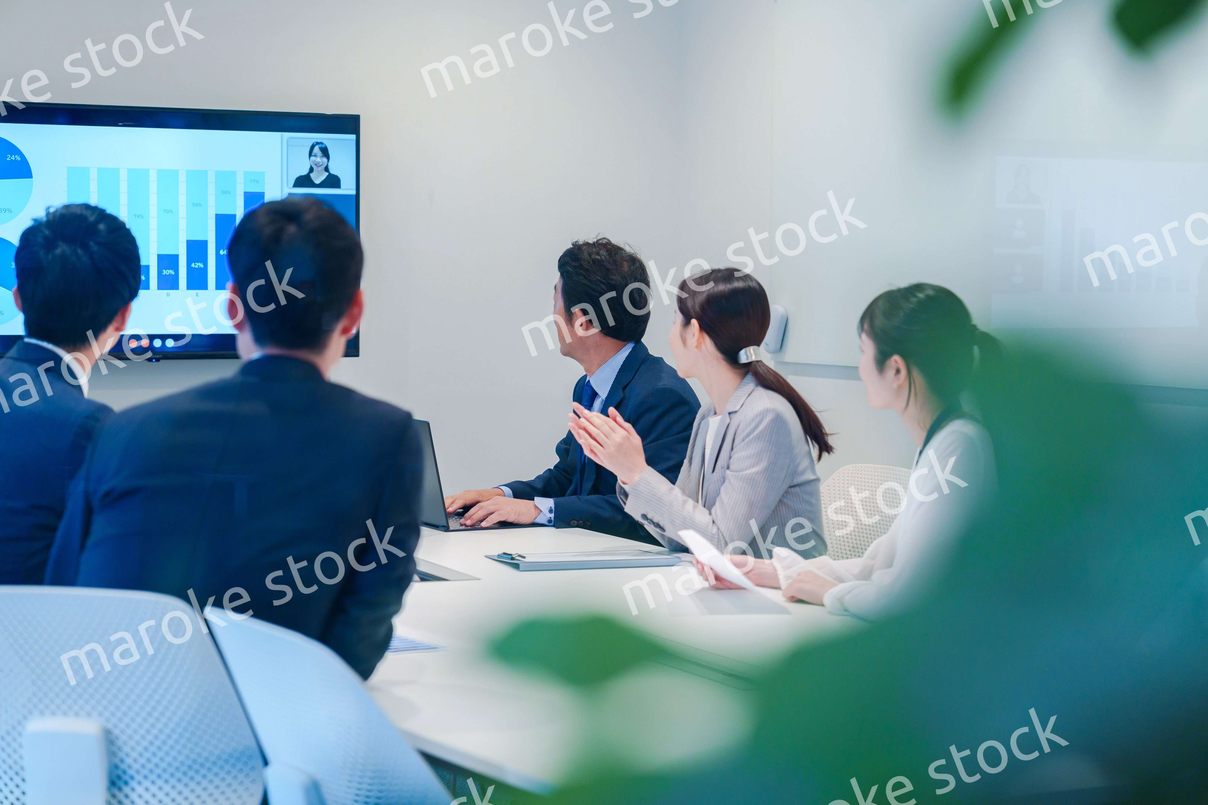 オフィスでリモート会議をするビジネスパーソン