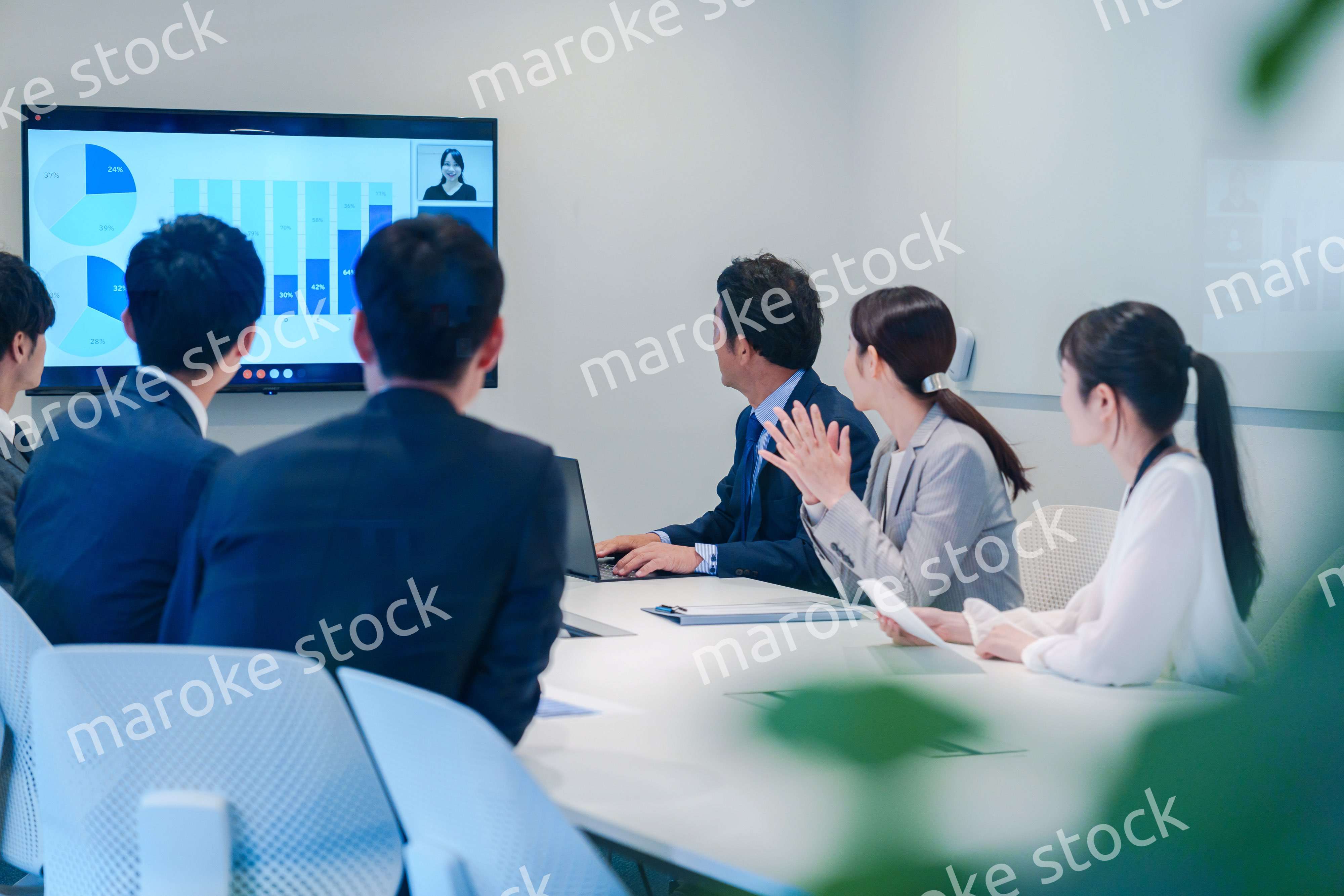 オフィスでリモート会議をするビジネスパーソン