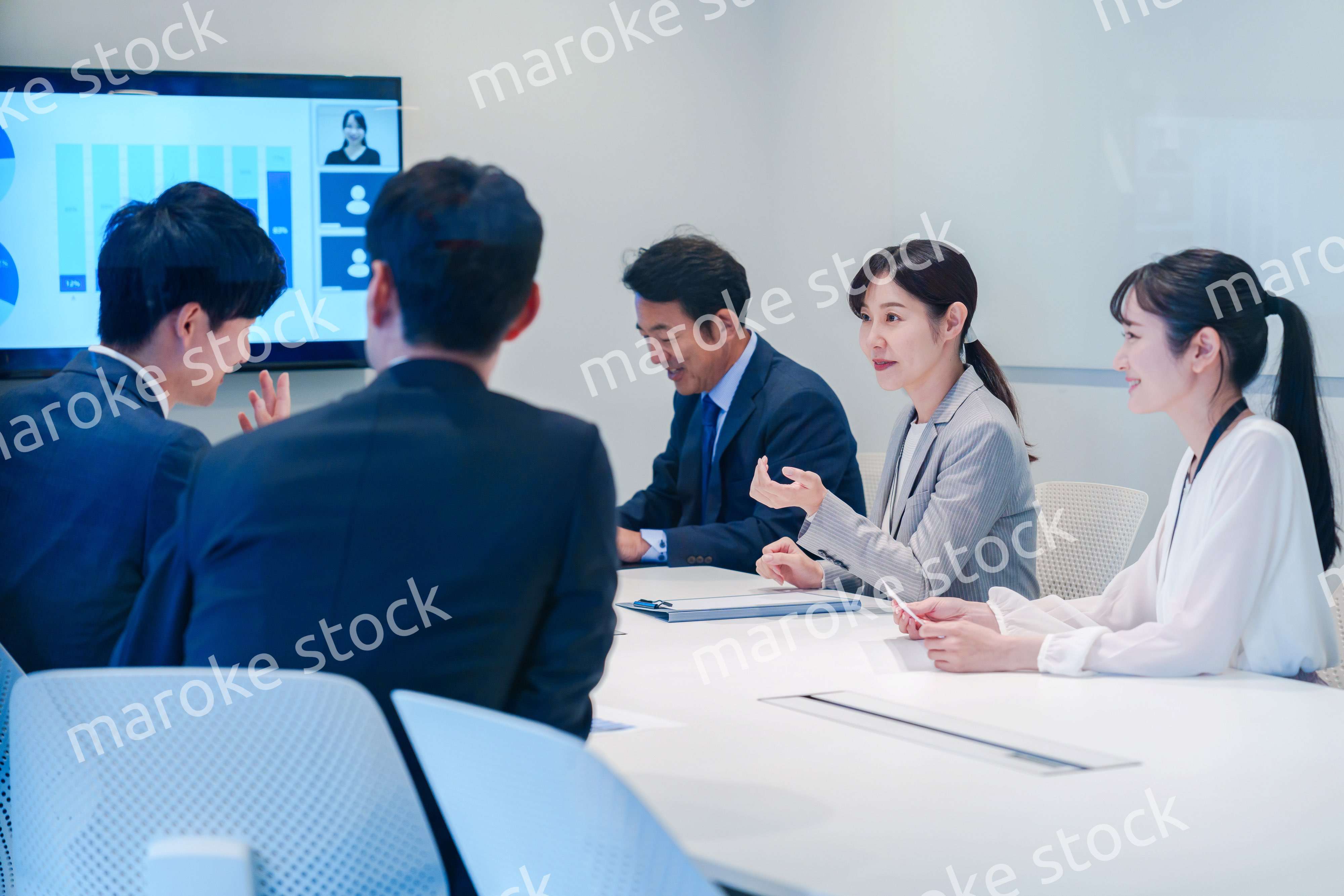 オフィスでリモート会議をするビジネスパーソン