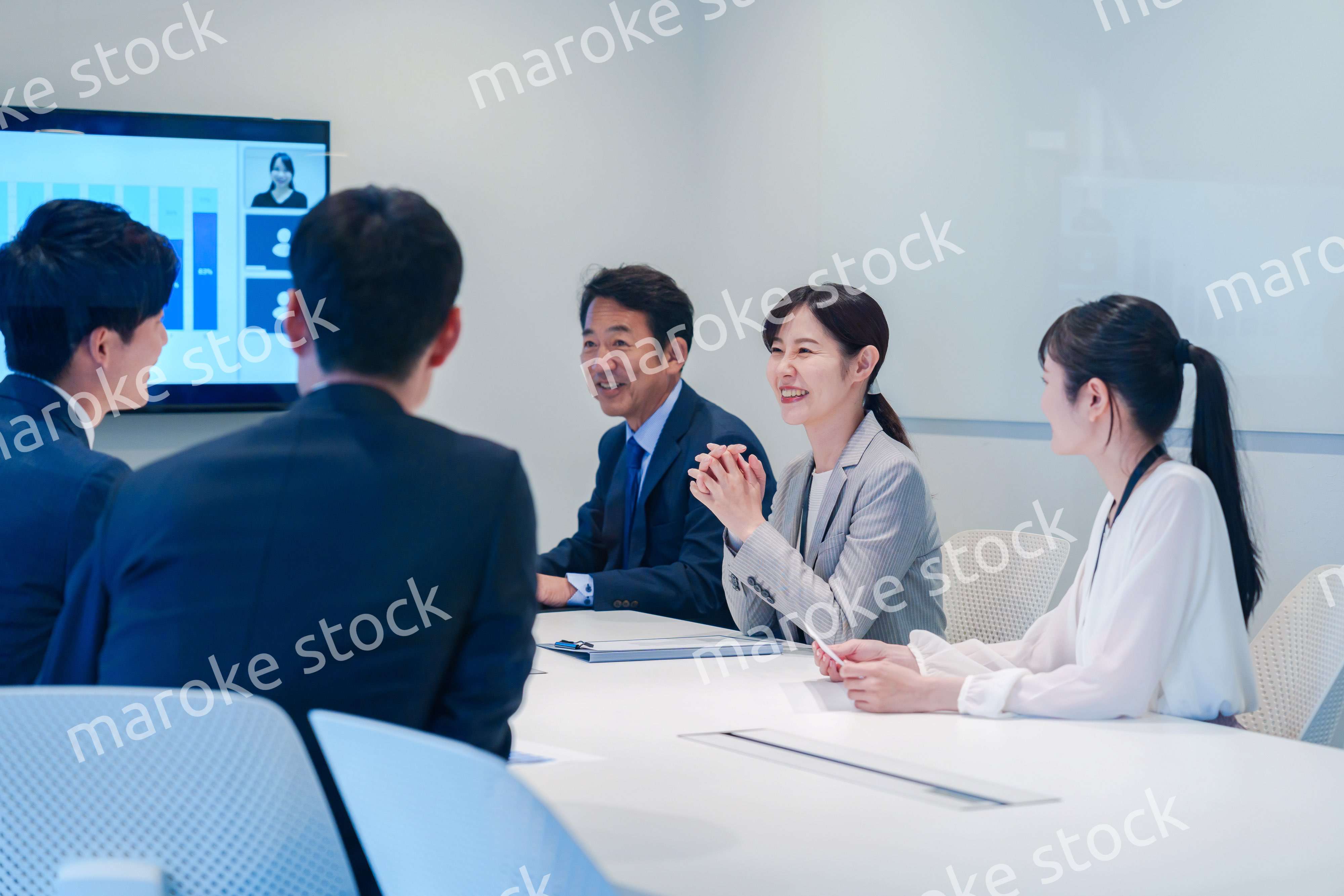 オフィスでリモート会議をするビジネスパーソン