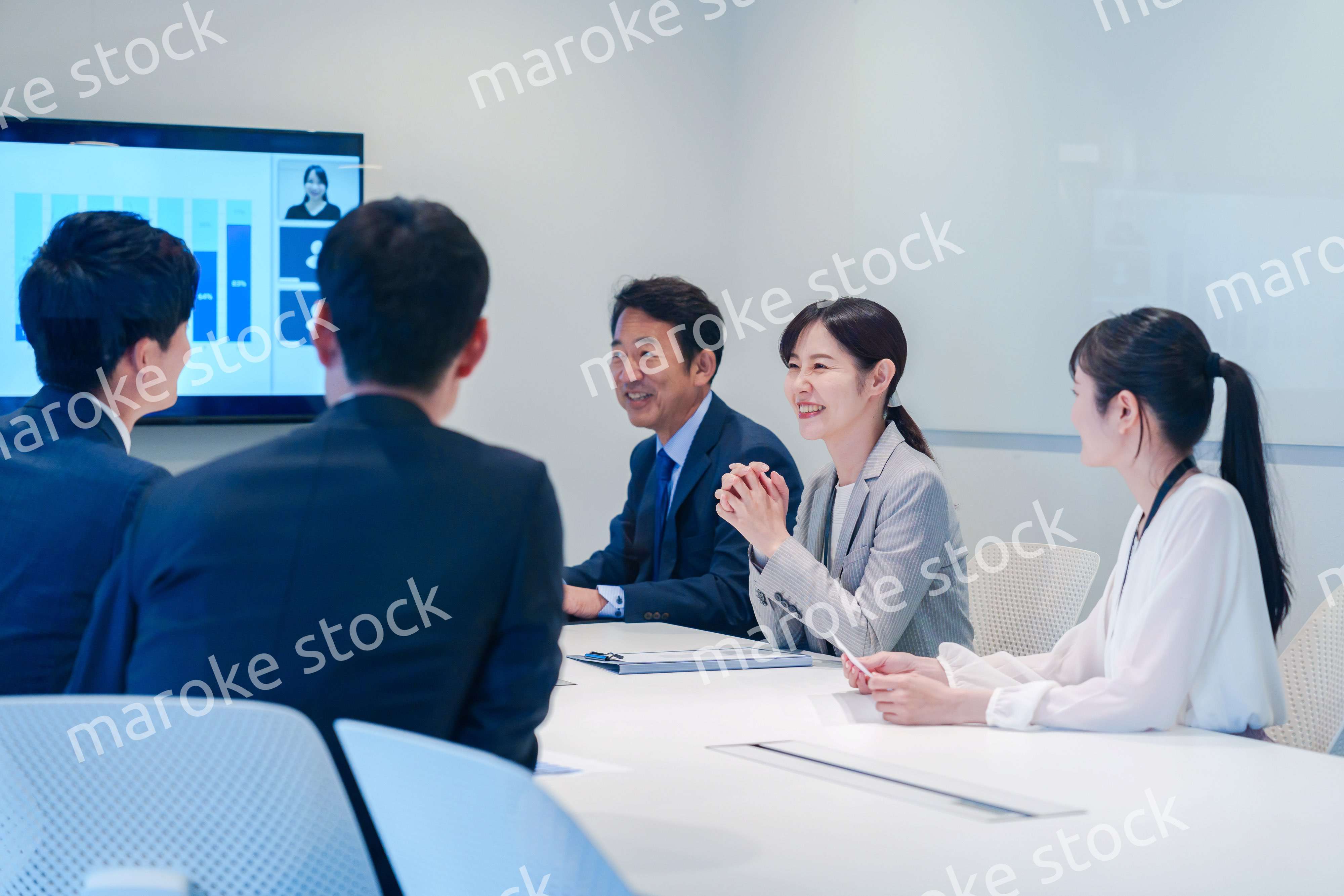 オフィスでリモート会議をするビジネスパーソン