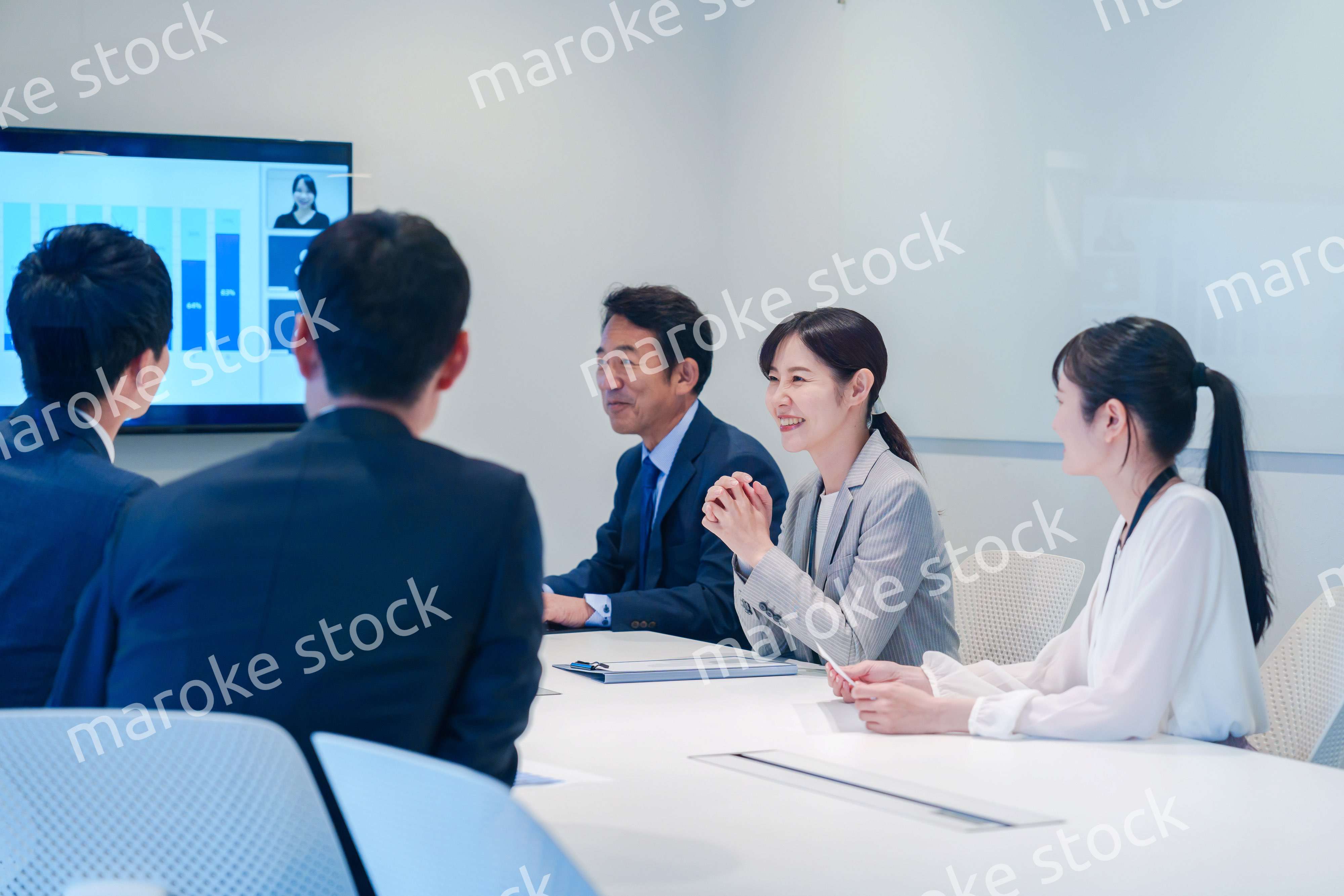 オフィスでリモート会議をするビジネスパーソン