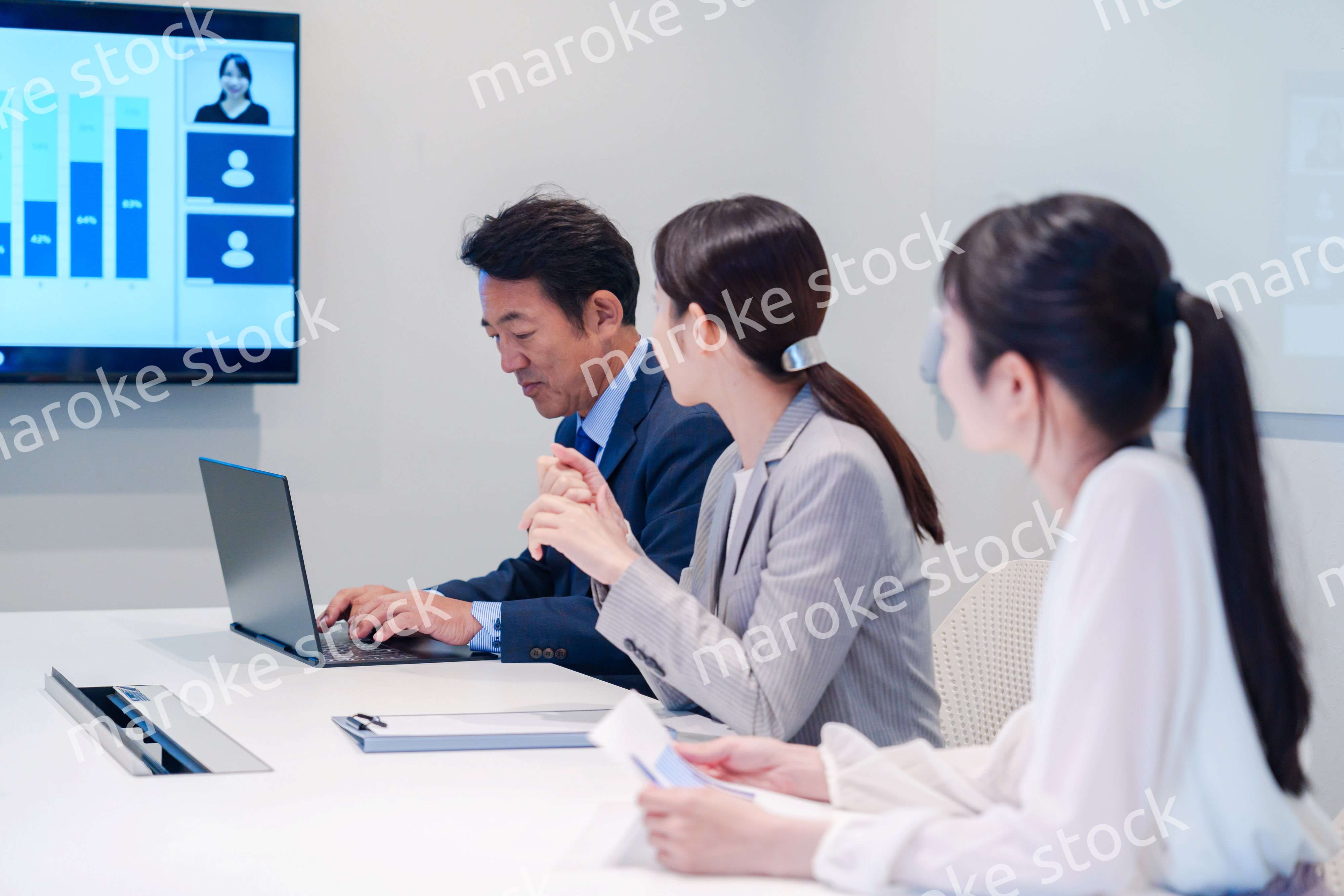 オフィスでリモート会議をするビジネスパーソン