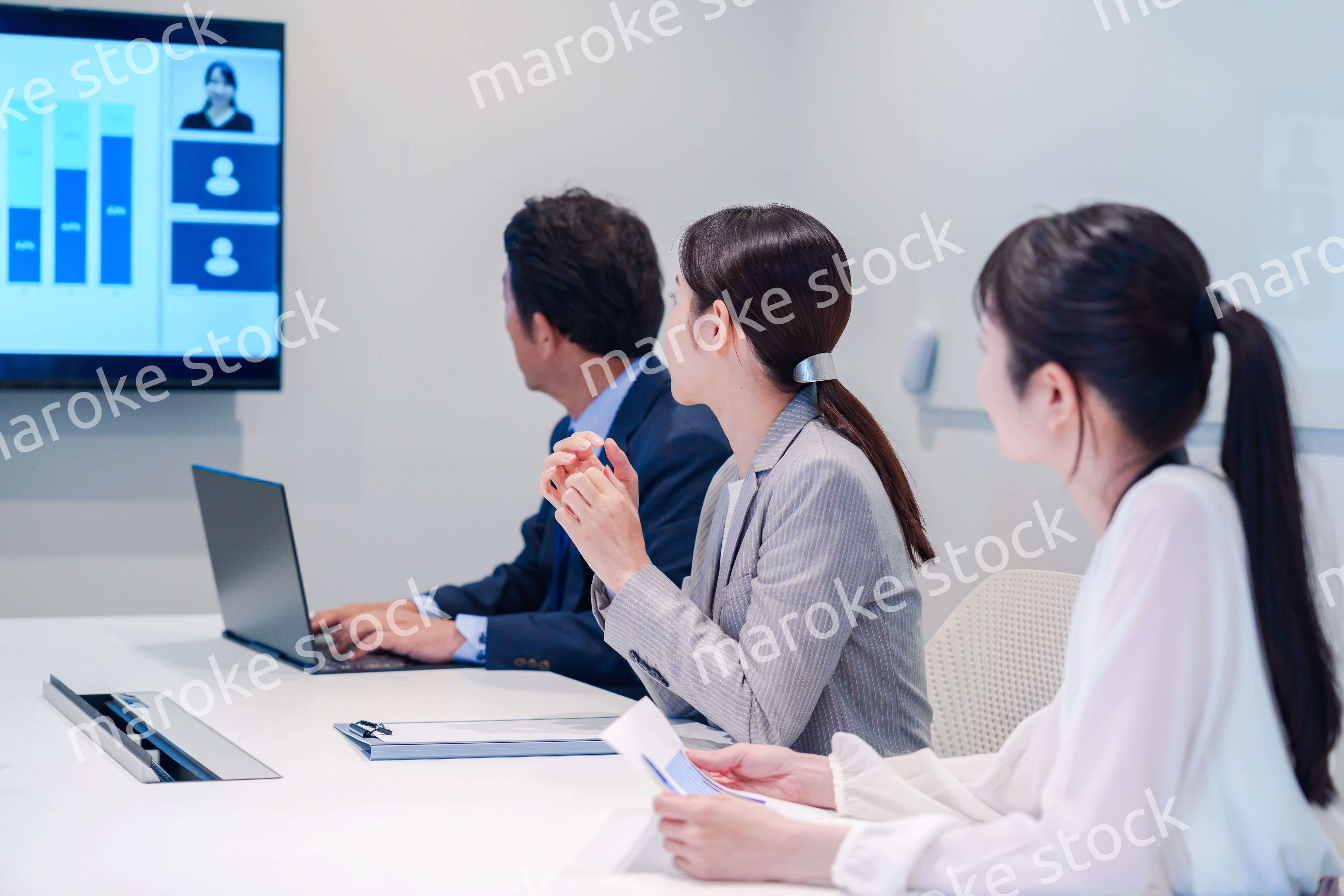 オフィスでリモート会議をするビジネスパーソン