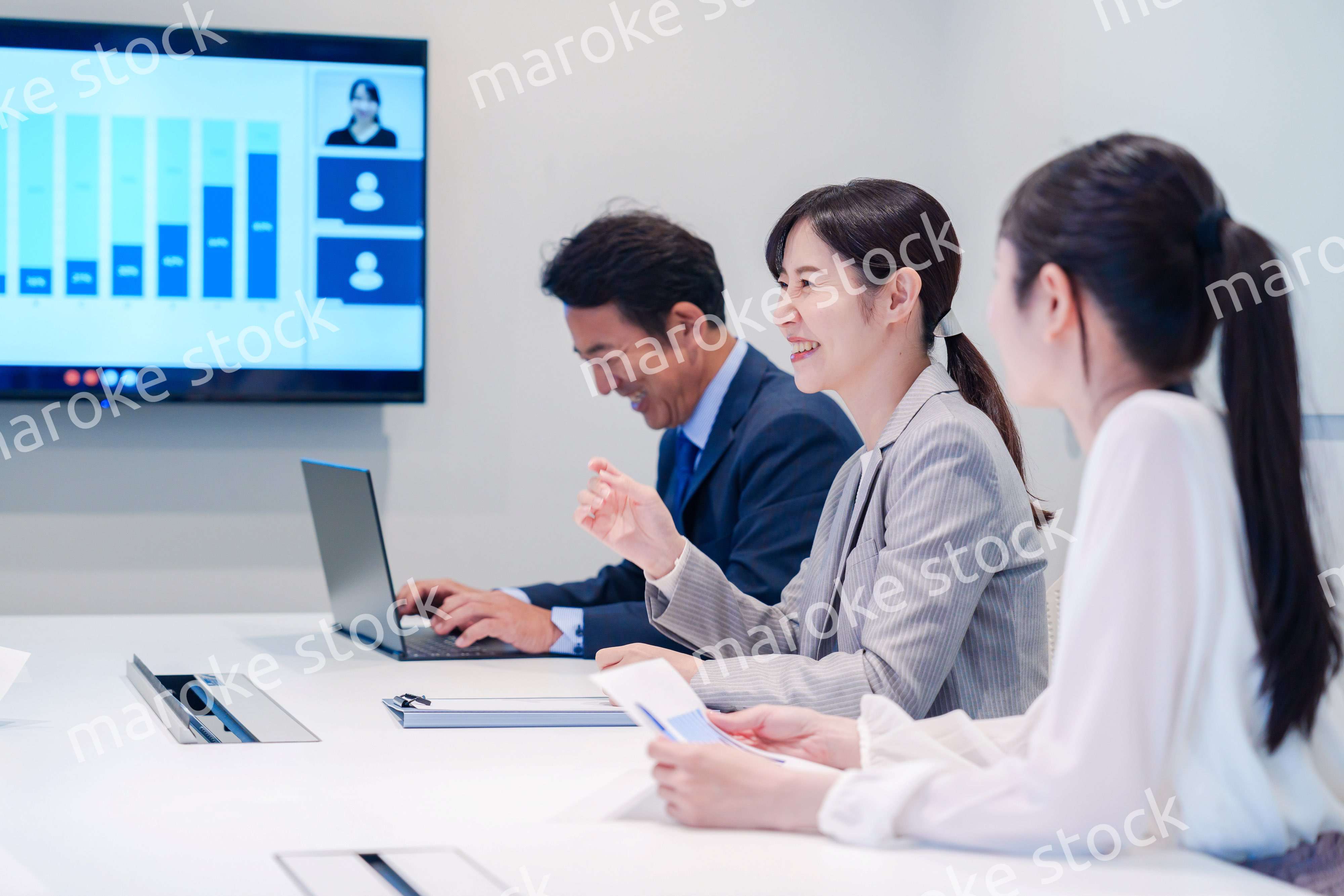 オフィスでリモート会議をするビジネスパーソン