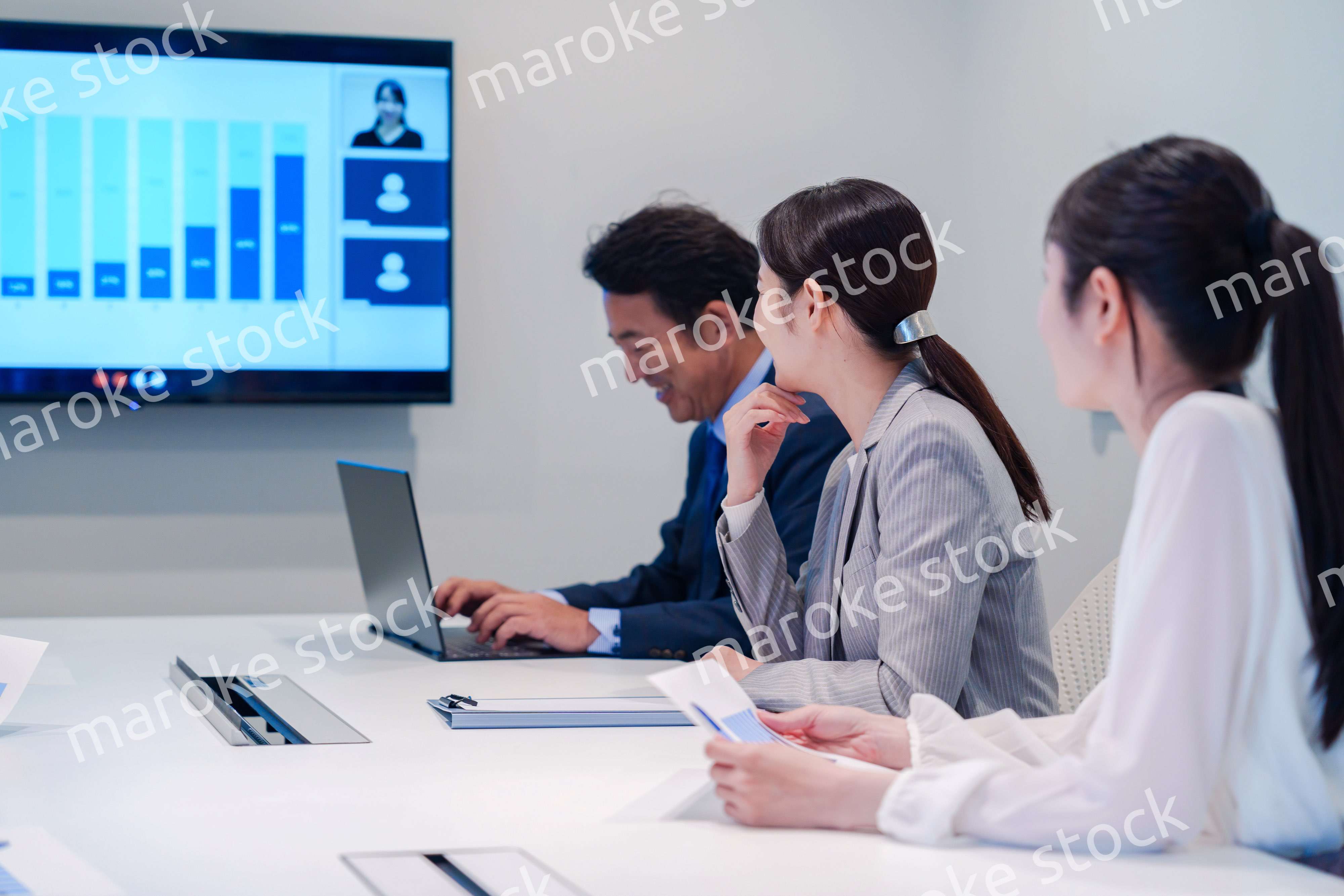 オフィスでリモート会議をするビジネスパーソン