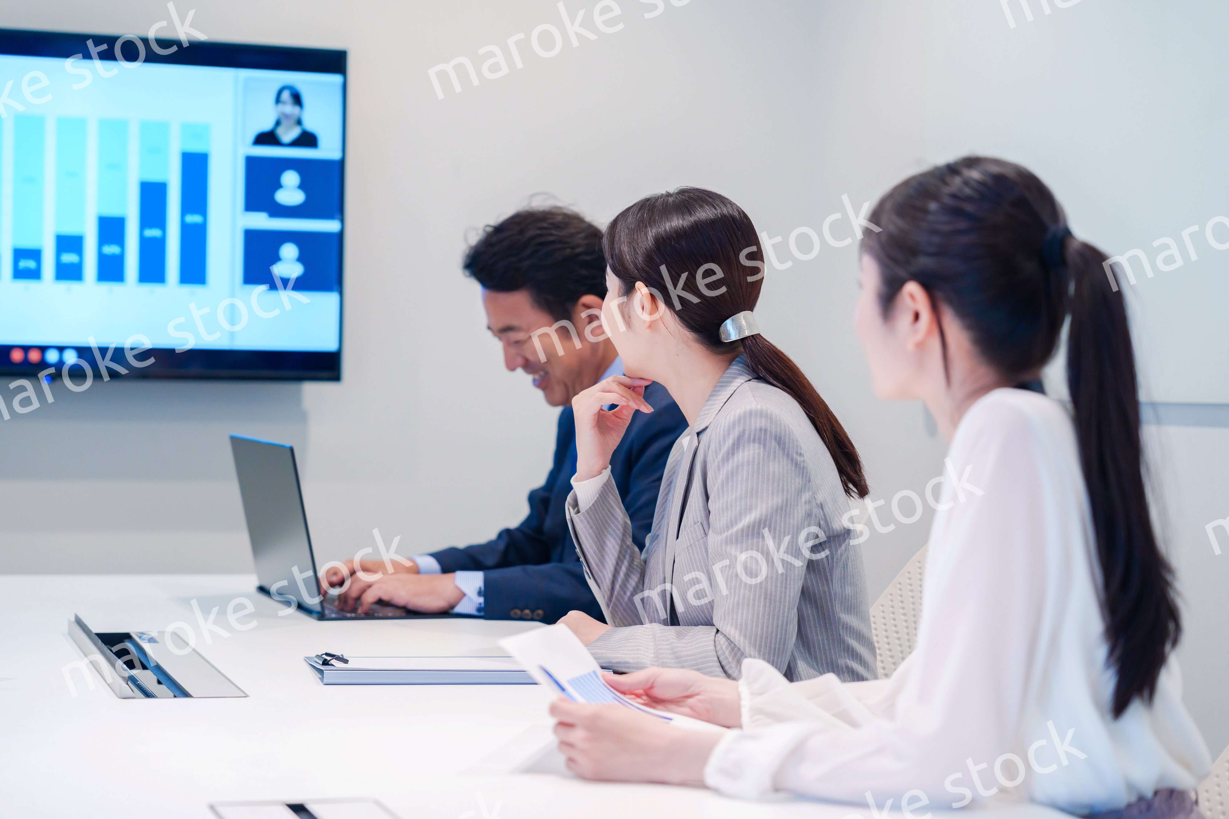 オフィスでリモート会議をするビジネスパーソン