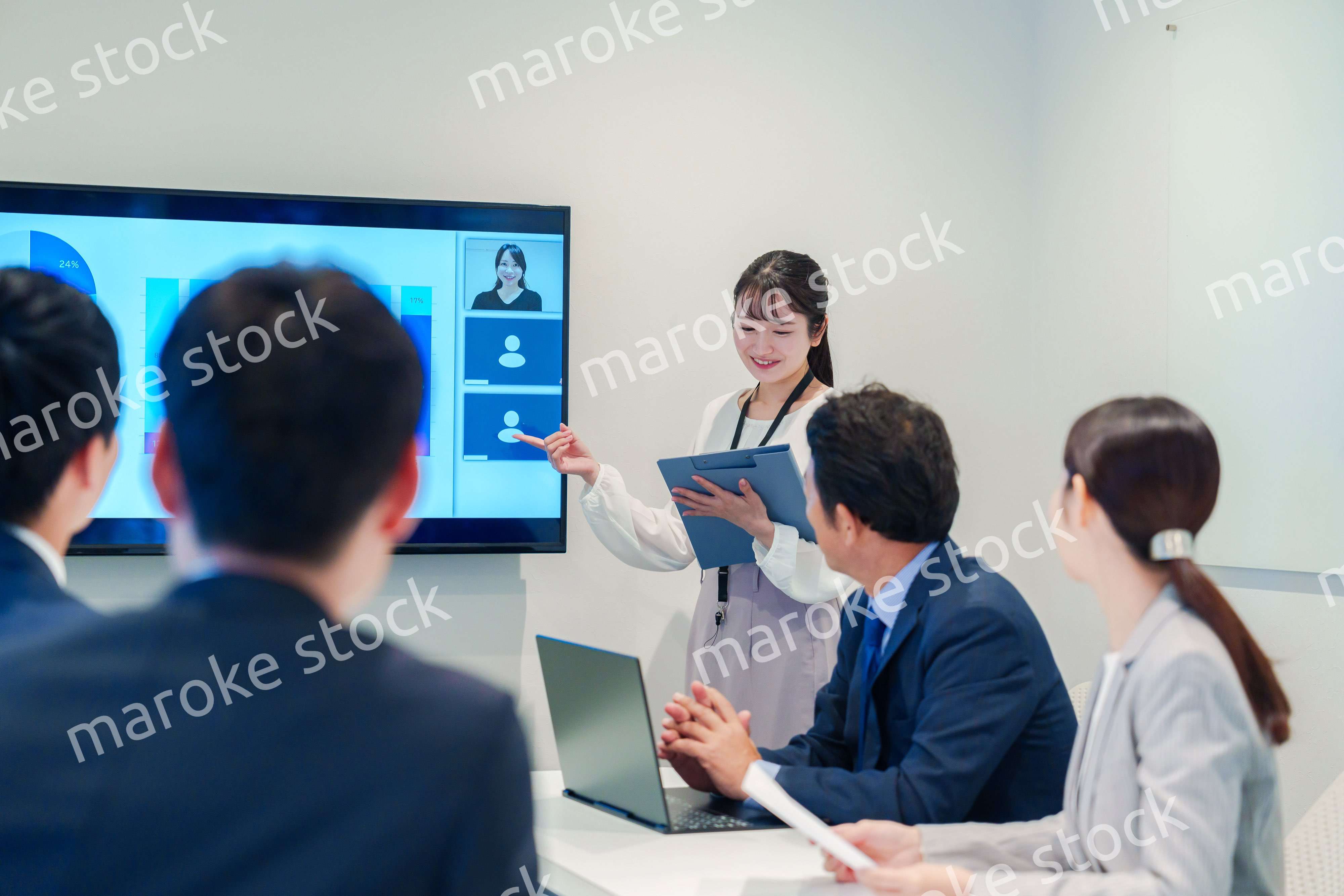 会議室でプレゼンをする若い女性