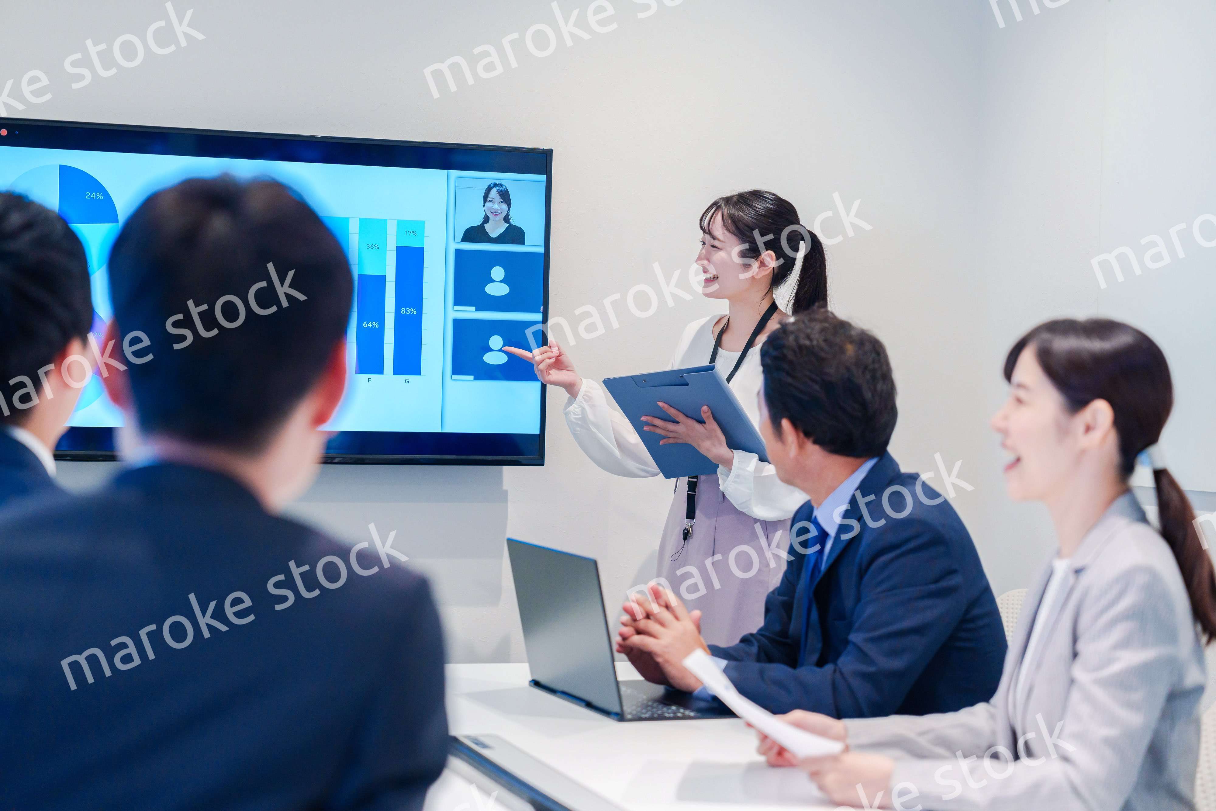 会議室でプレゼンをする若い女性