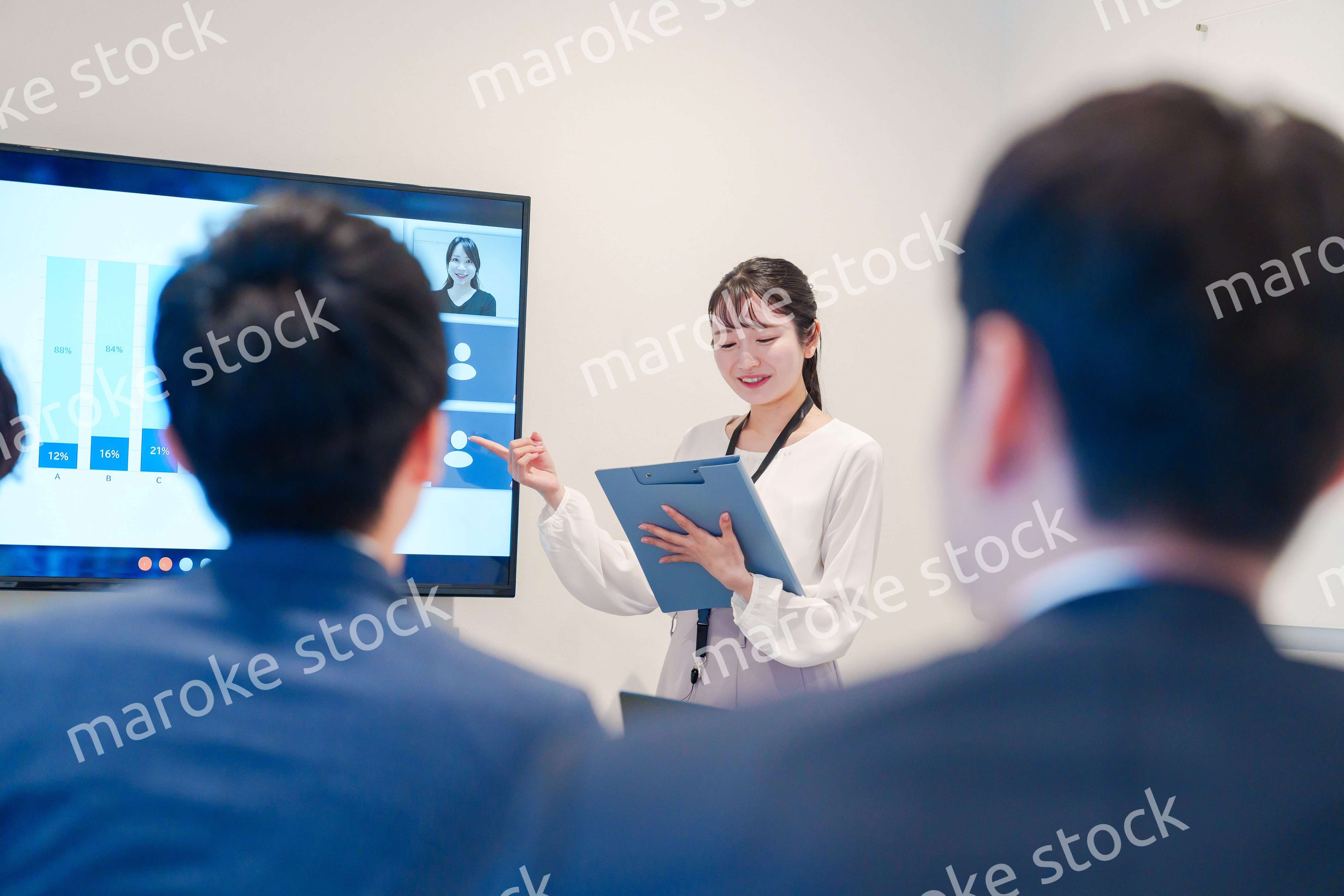リモート会議でプレゼンをする若い女性社員