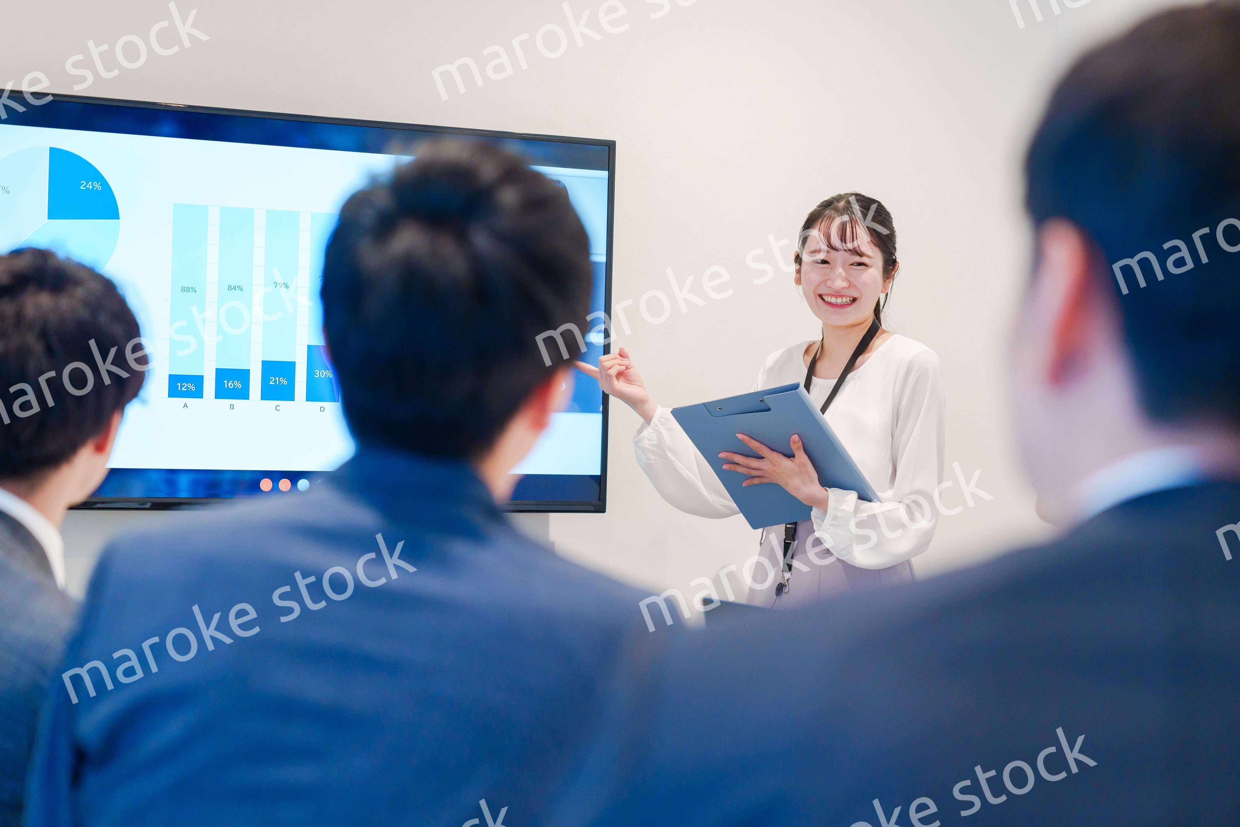 リモート会議でプレゼンをする若い女性社員