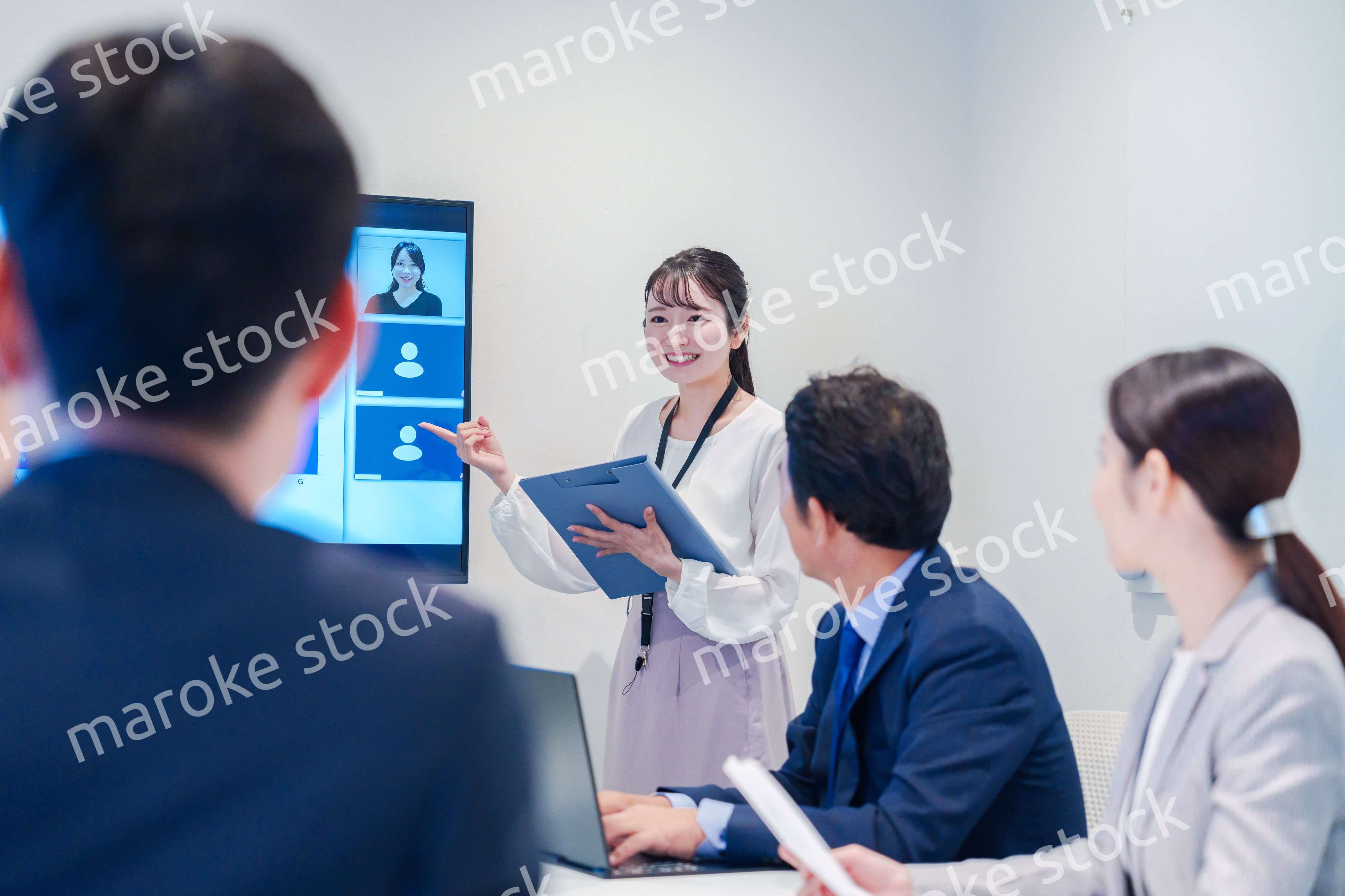 会議室でプレゼンをする若い女性