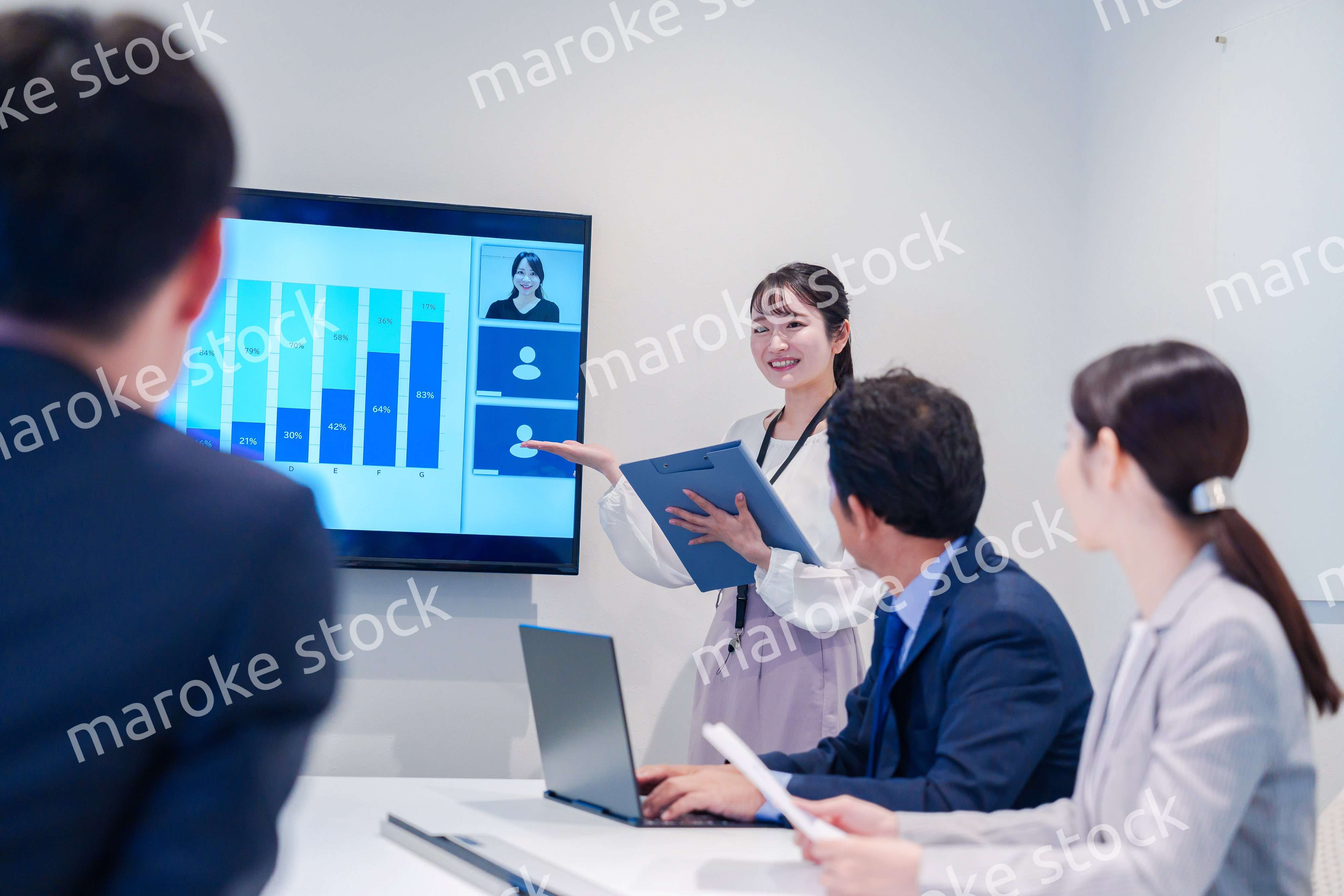 会議室でプレゼンをする若い女性