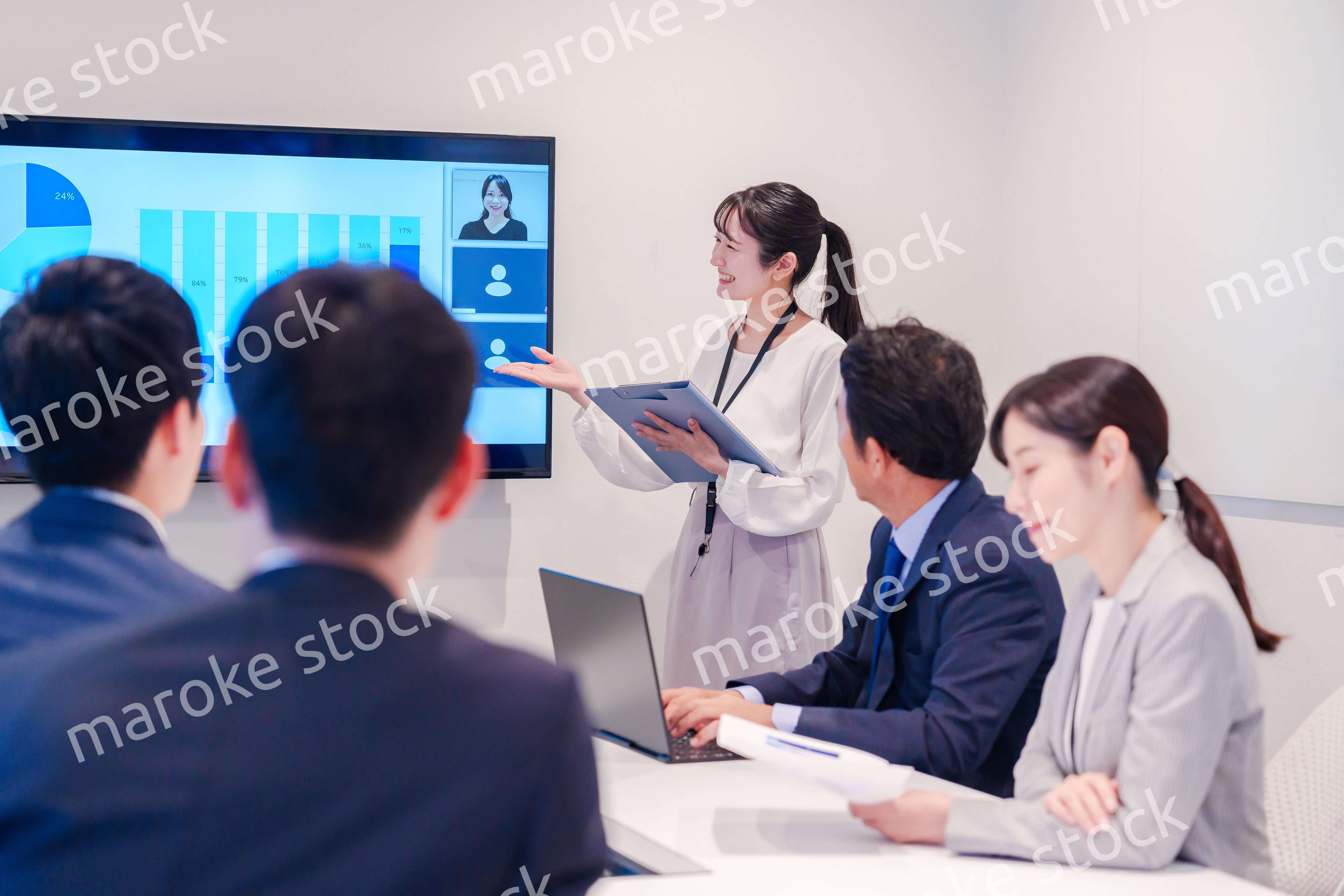 会議室でプレゼンをする若い女性