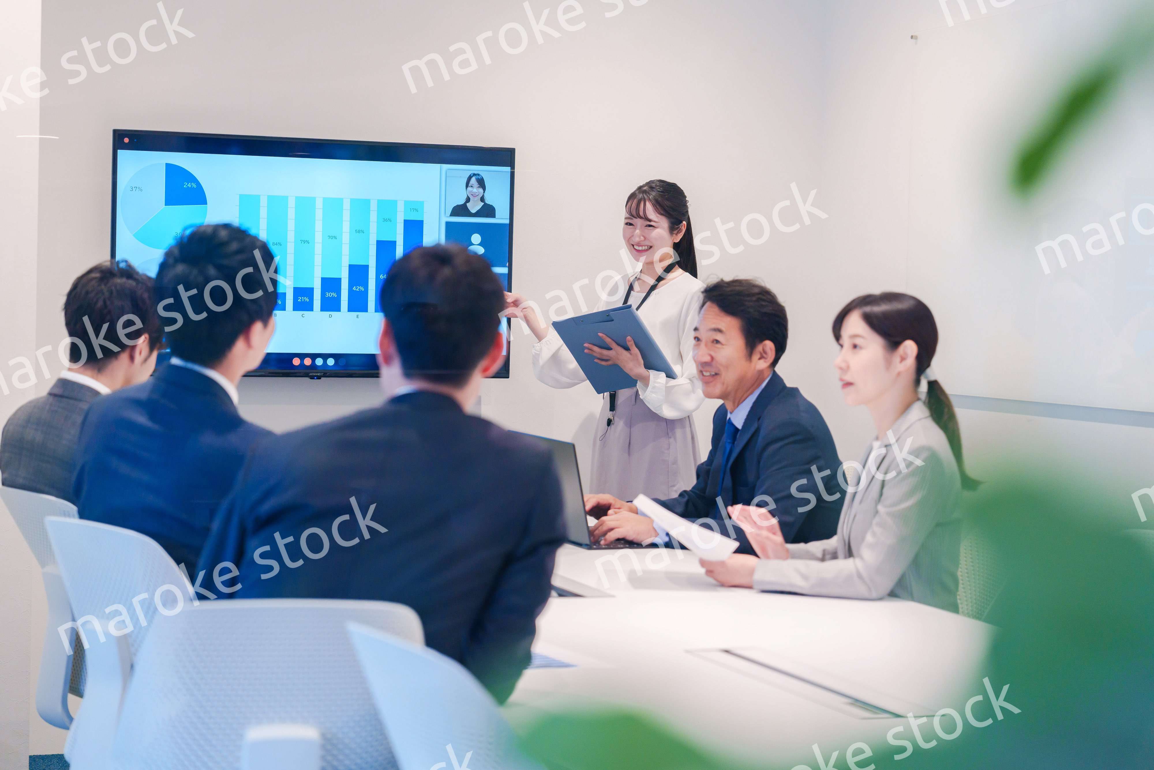 会議室でプレゼンをする若い女性