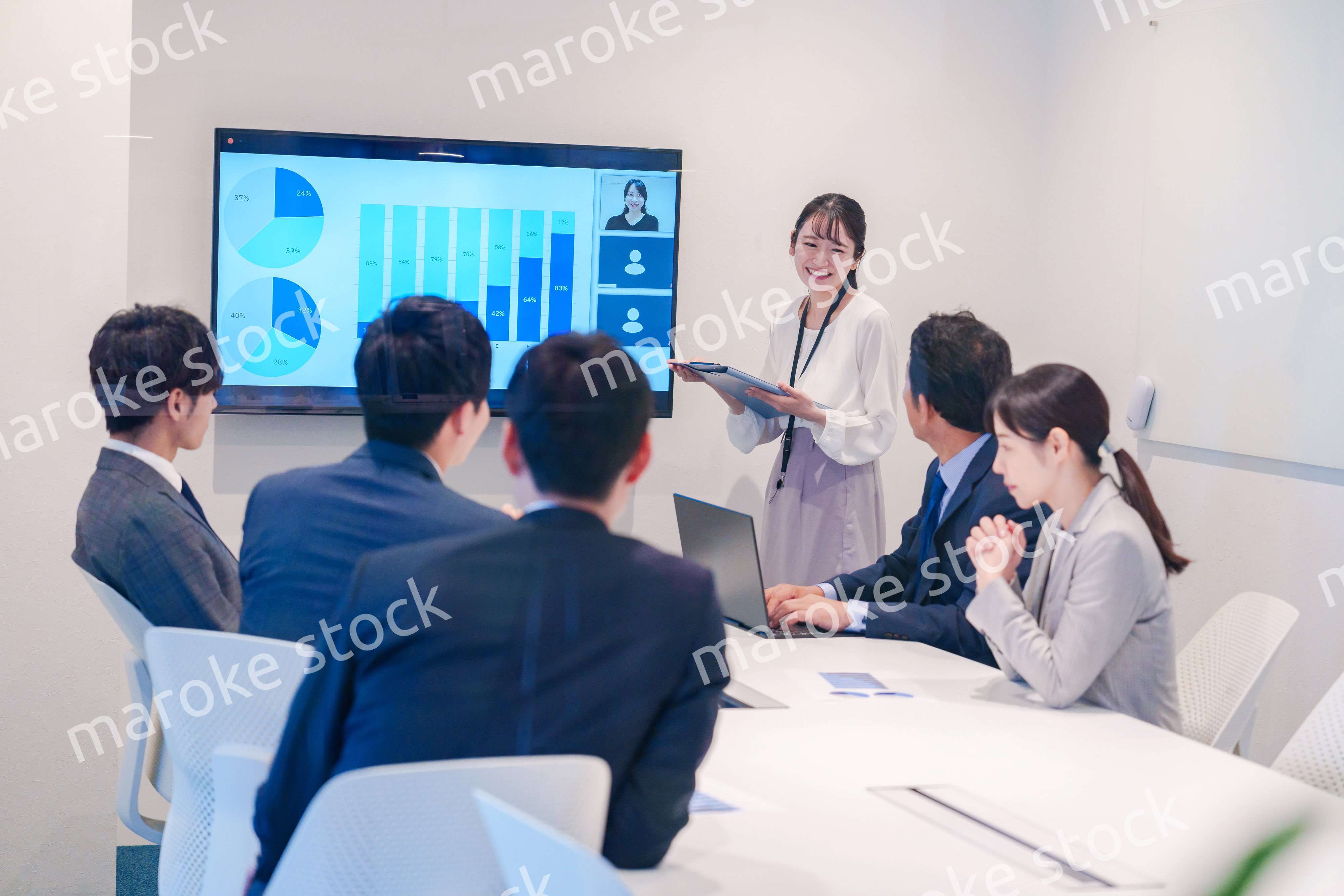 会議室でプレゼンをする若い女性