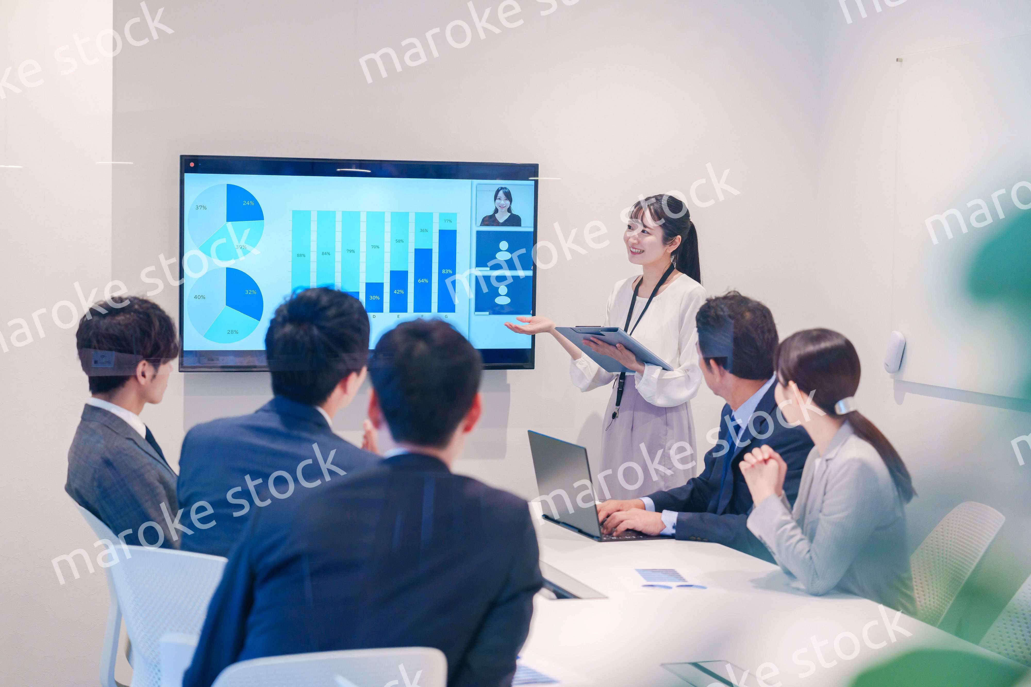 会議室でプレゼンをする若い女性