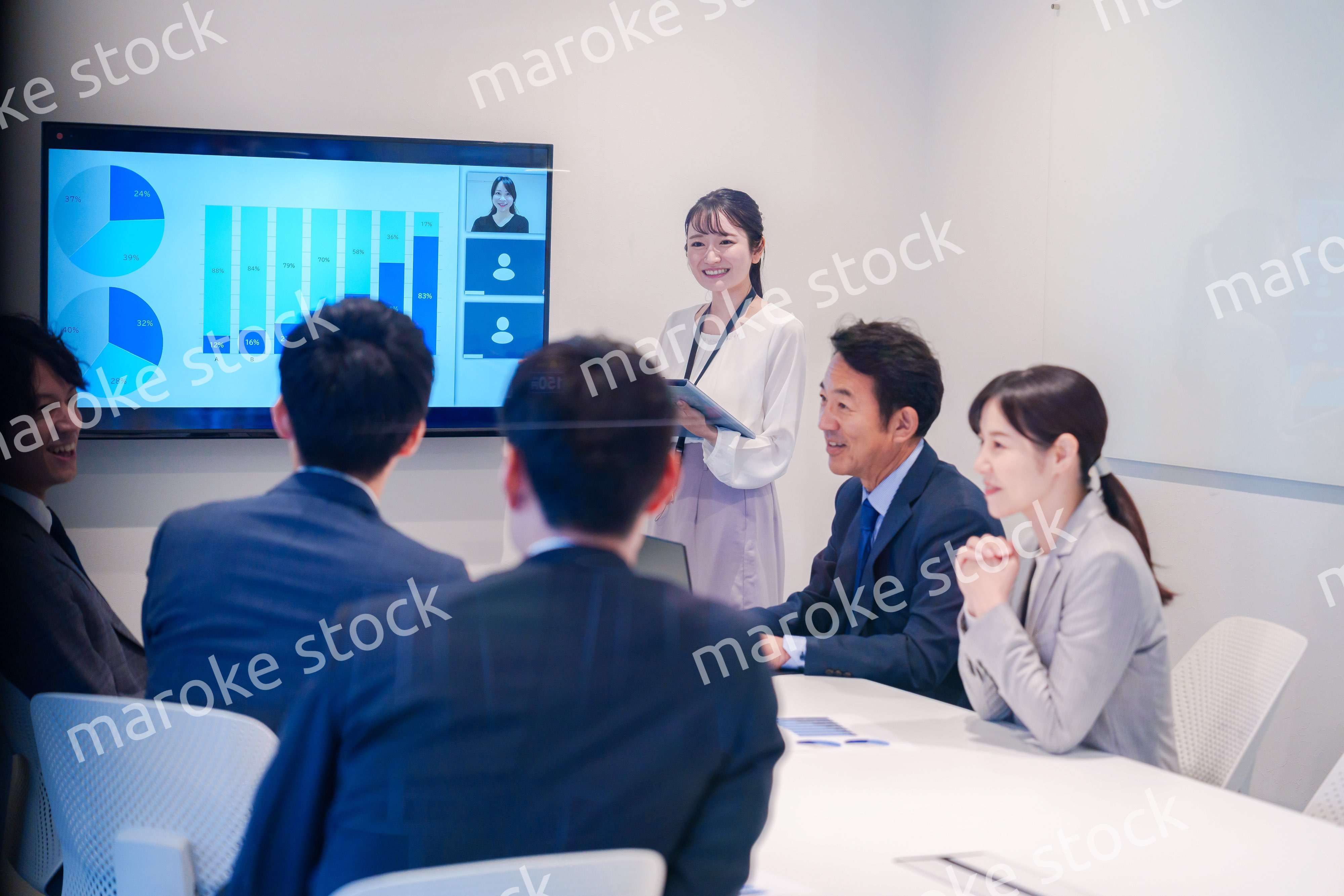 会議室でプレゼンをする若い女性