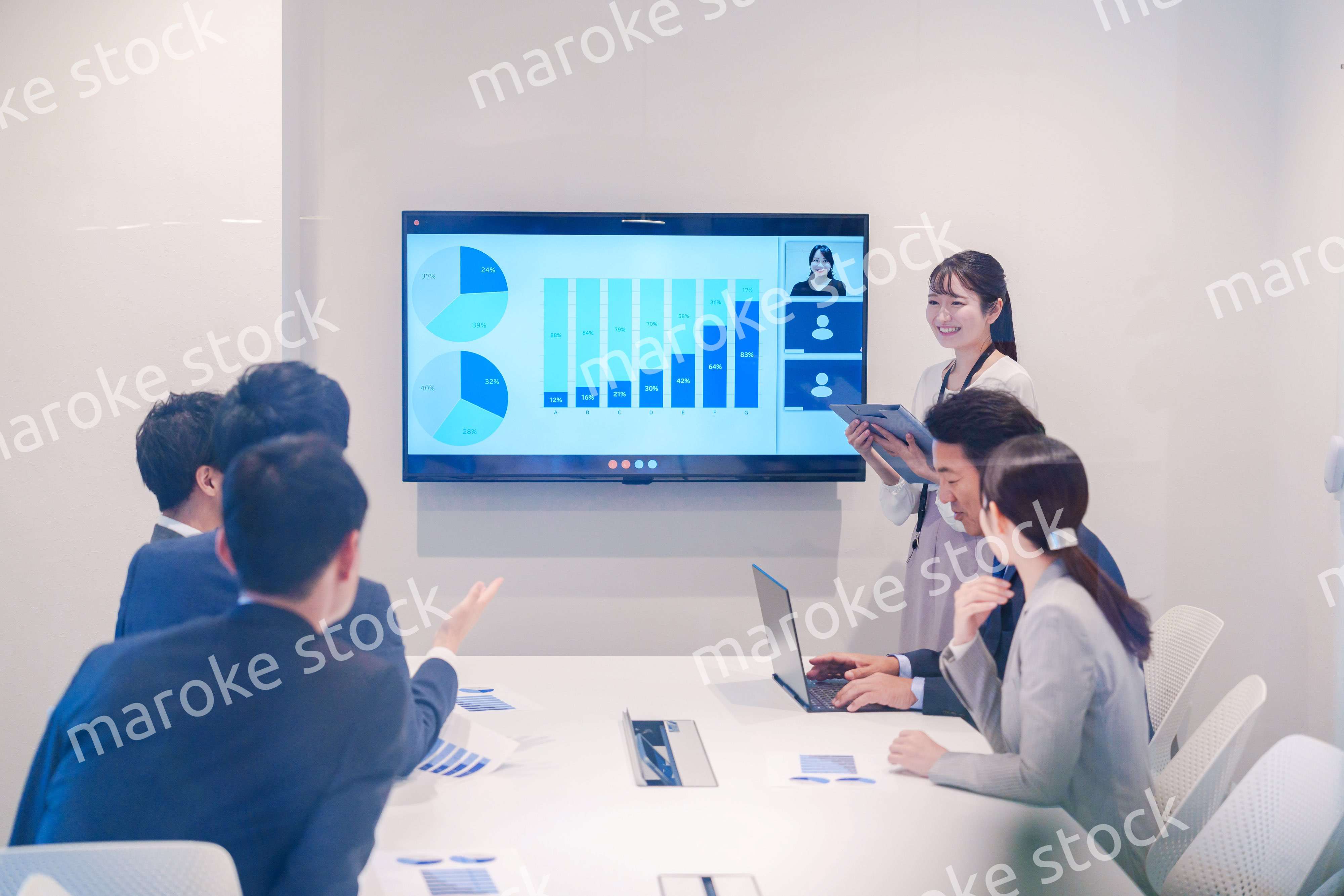 会議室でプレゼンをする若い女性