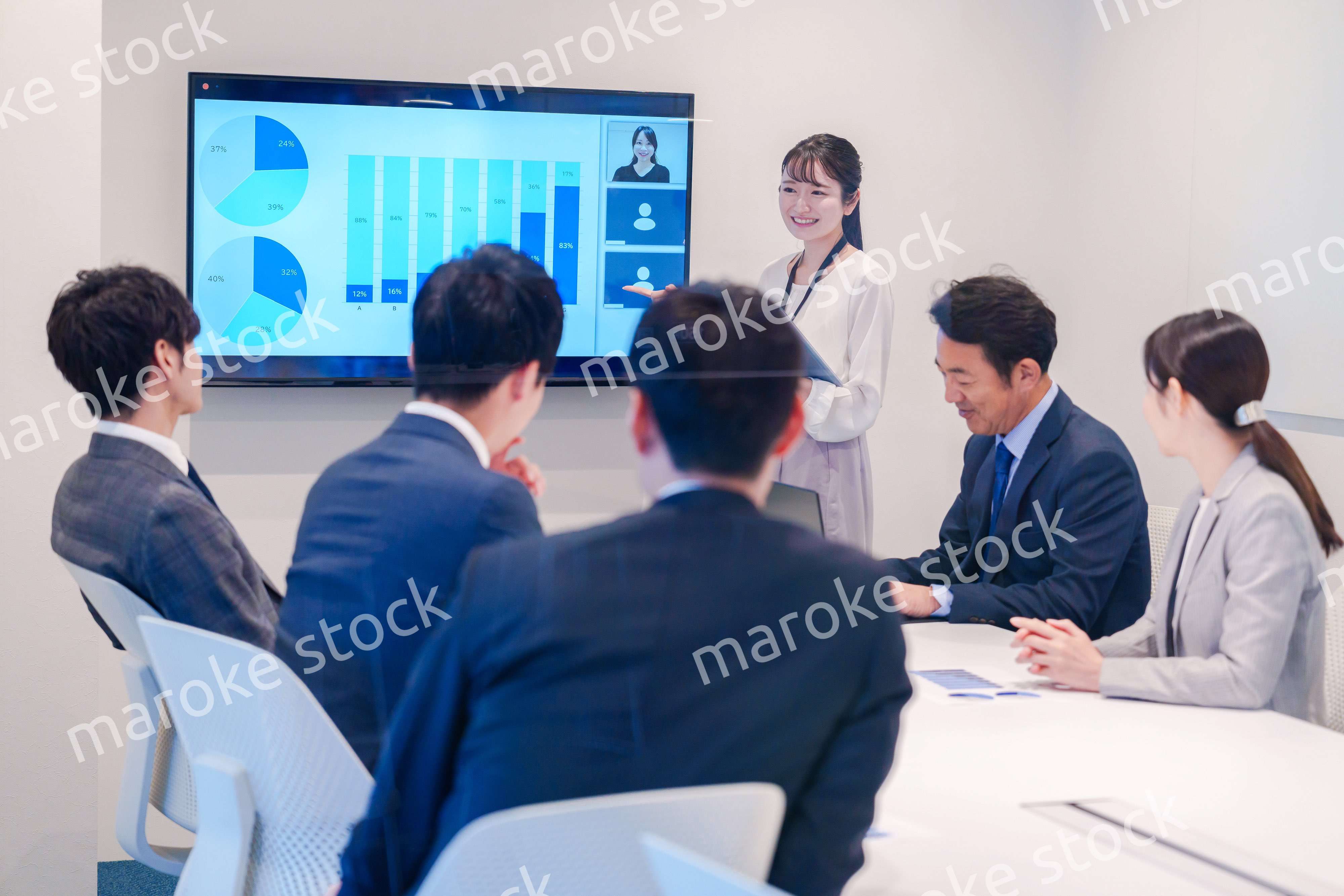 会議室でプレゼンをする若い女性