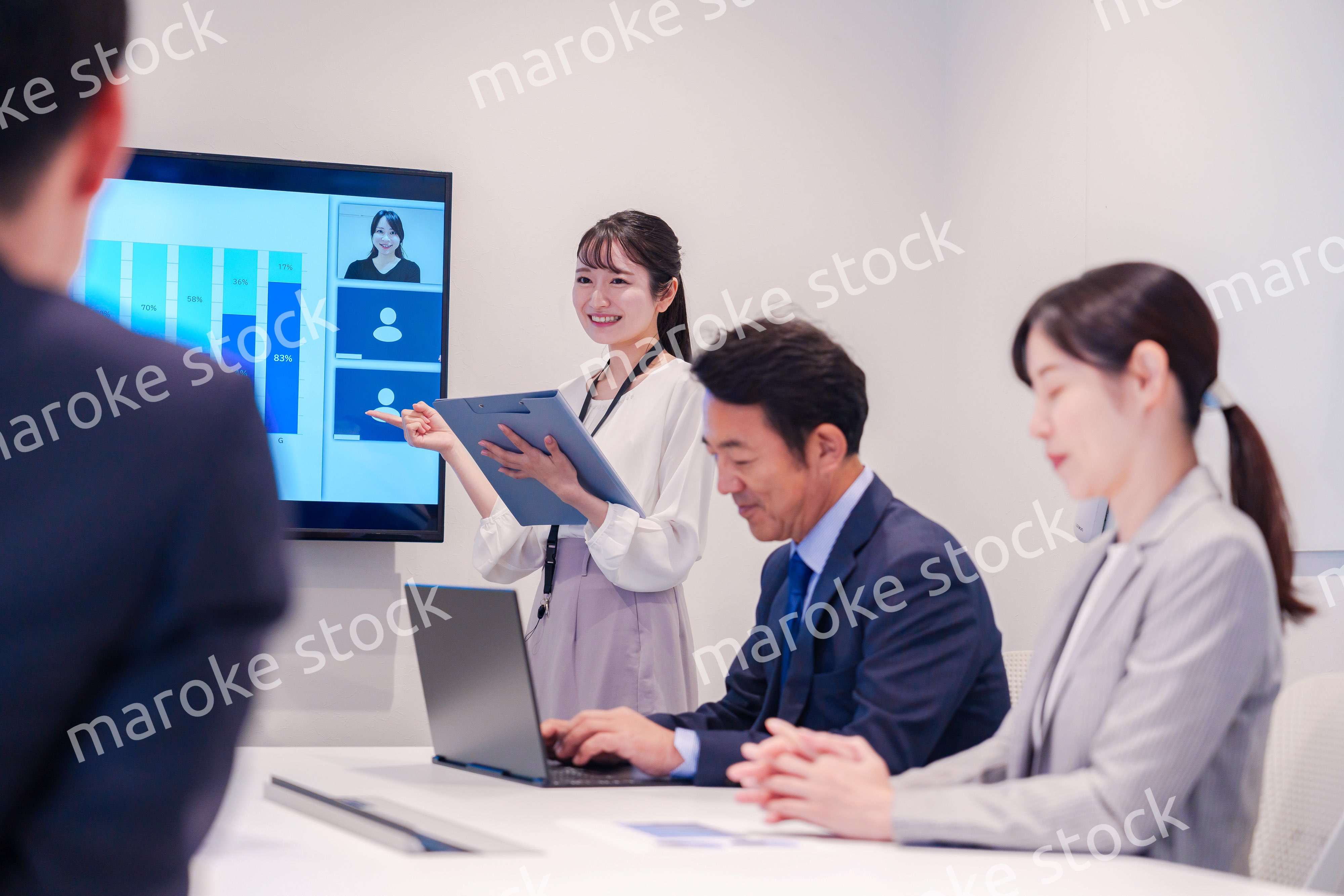 会議室でプレゼンをする若い女性