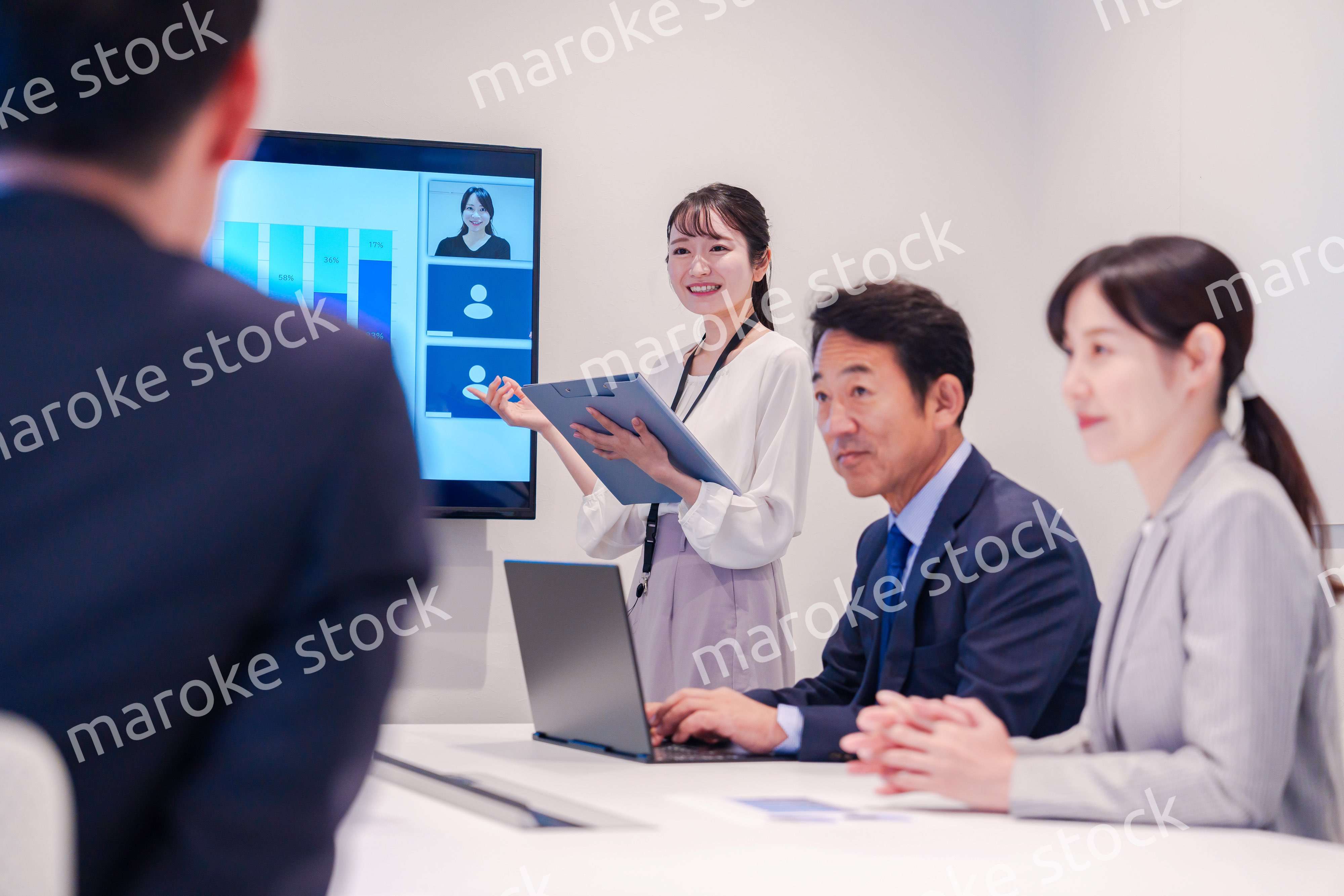 会議室でプレゼンをする若い女性