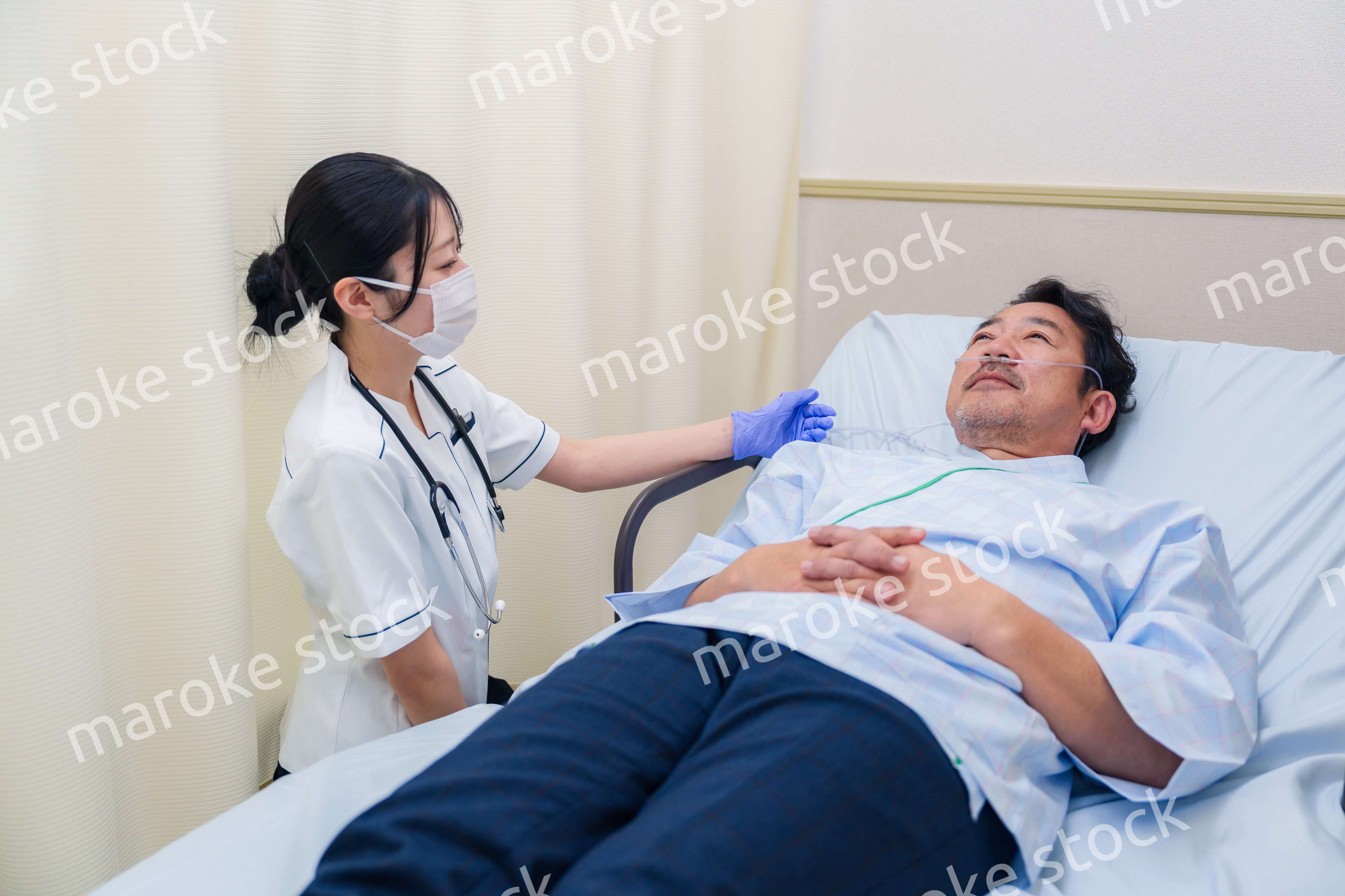 病棟で入院患者のケアをする医療従事者の女性