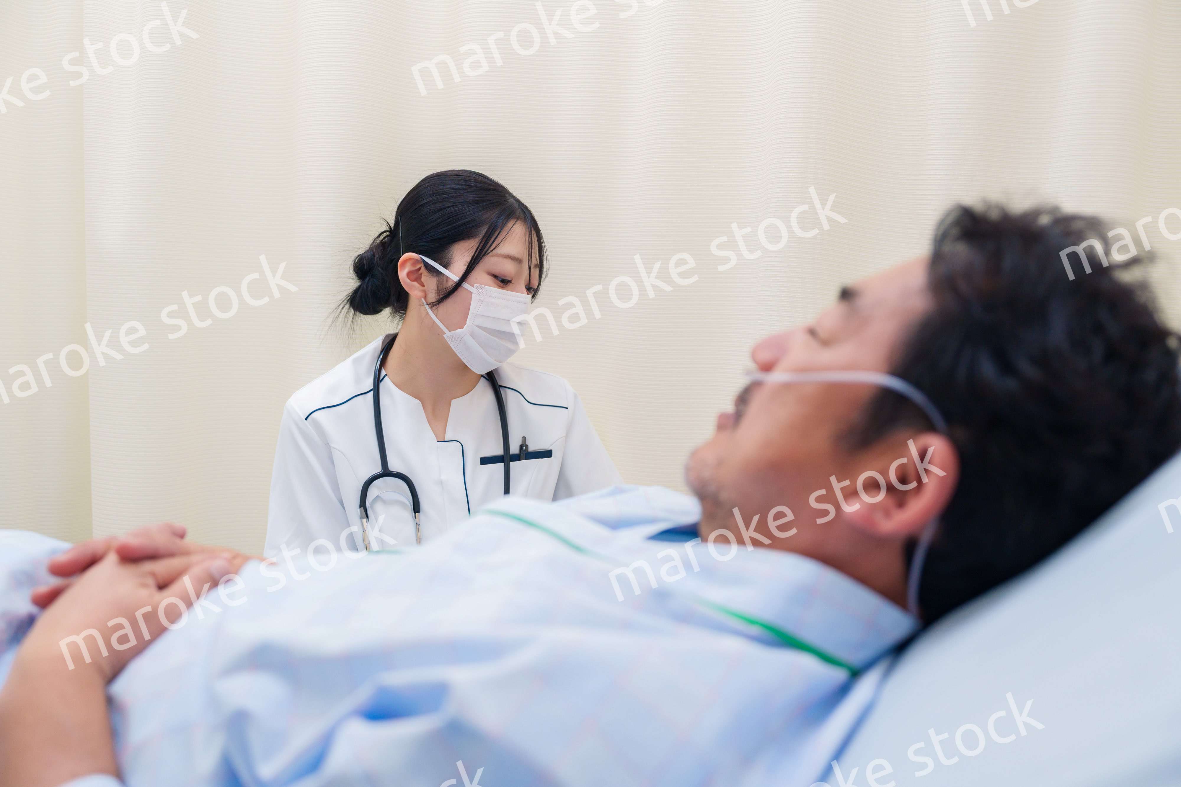 病棟で入院患者のケアをする医療従事者の女性