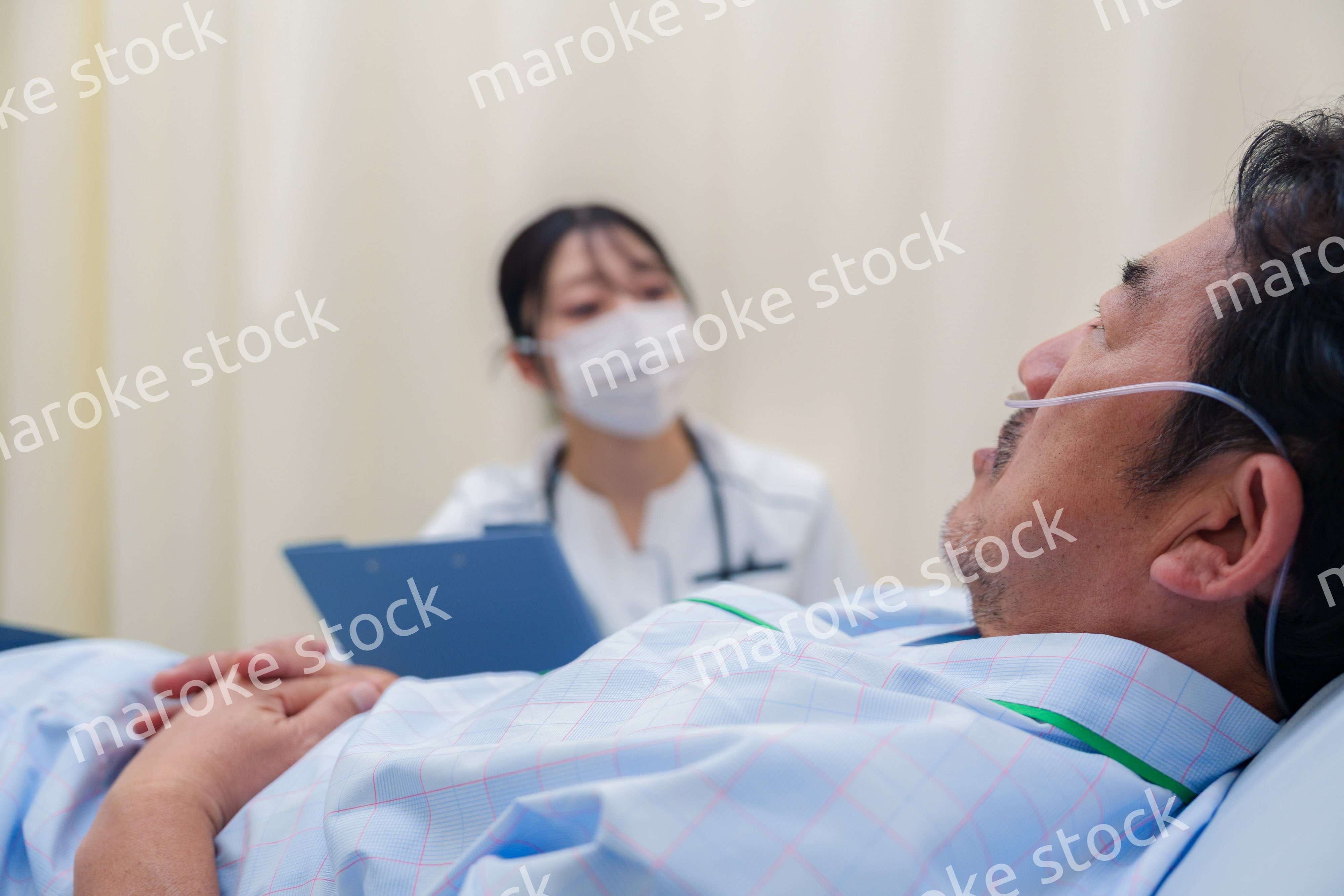 病棟で入院患者のケアをする医療従事者の女性