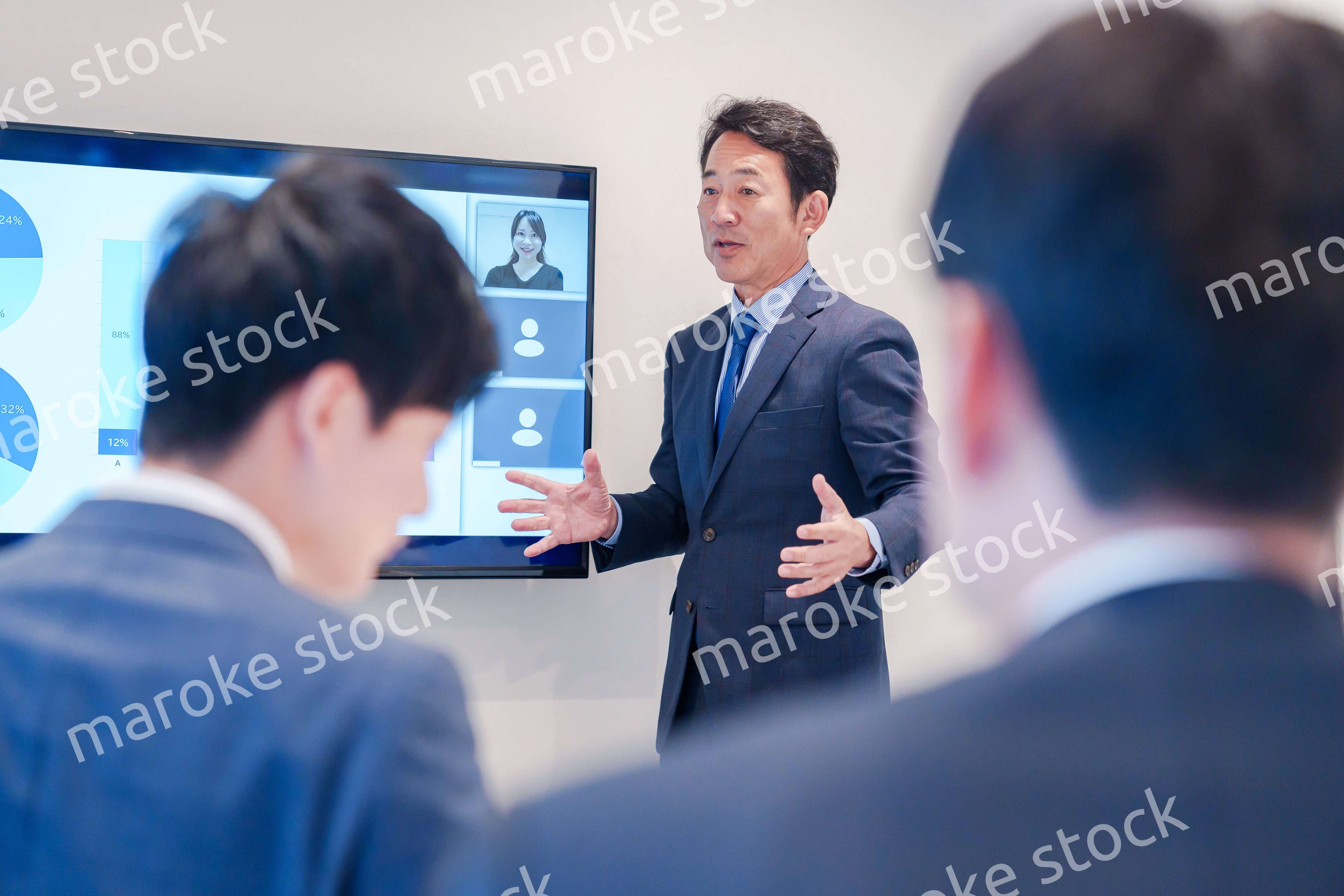 オフィスでのリモート会議で発言をするシニアのビジネスマン