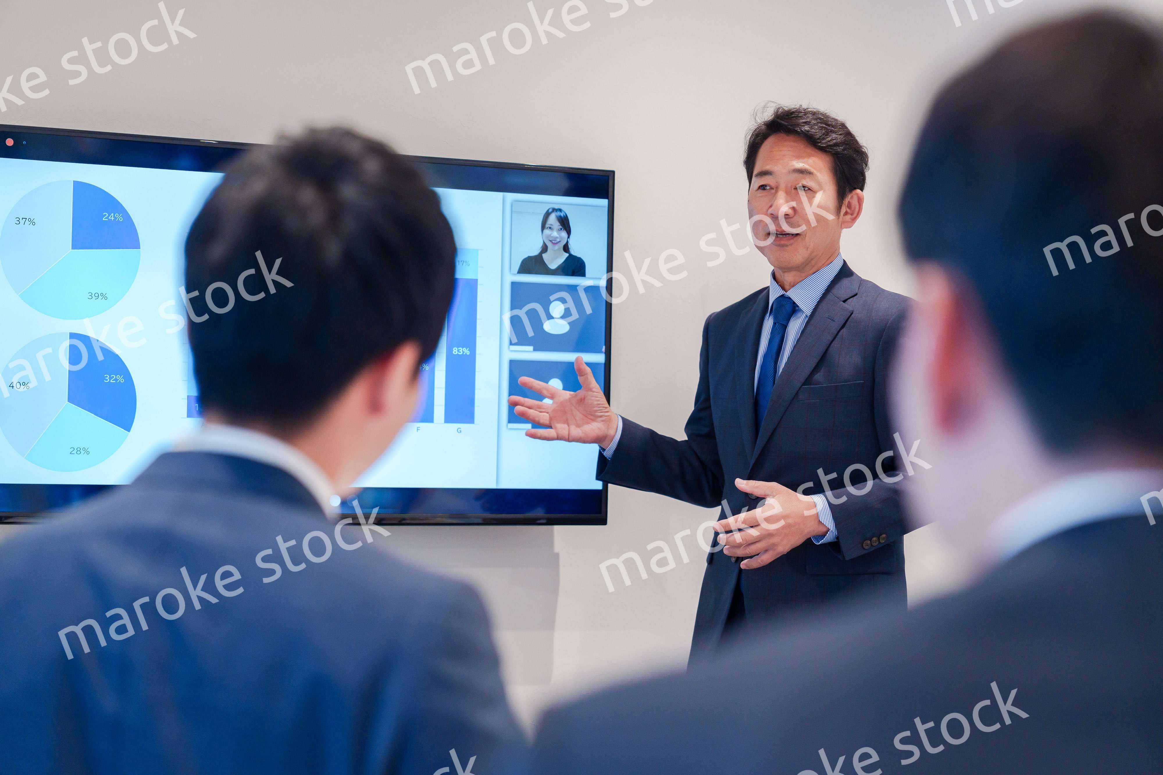 オフィスでのリモート会議で発言をするシニアのビジネスマン