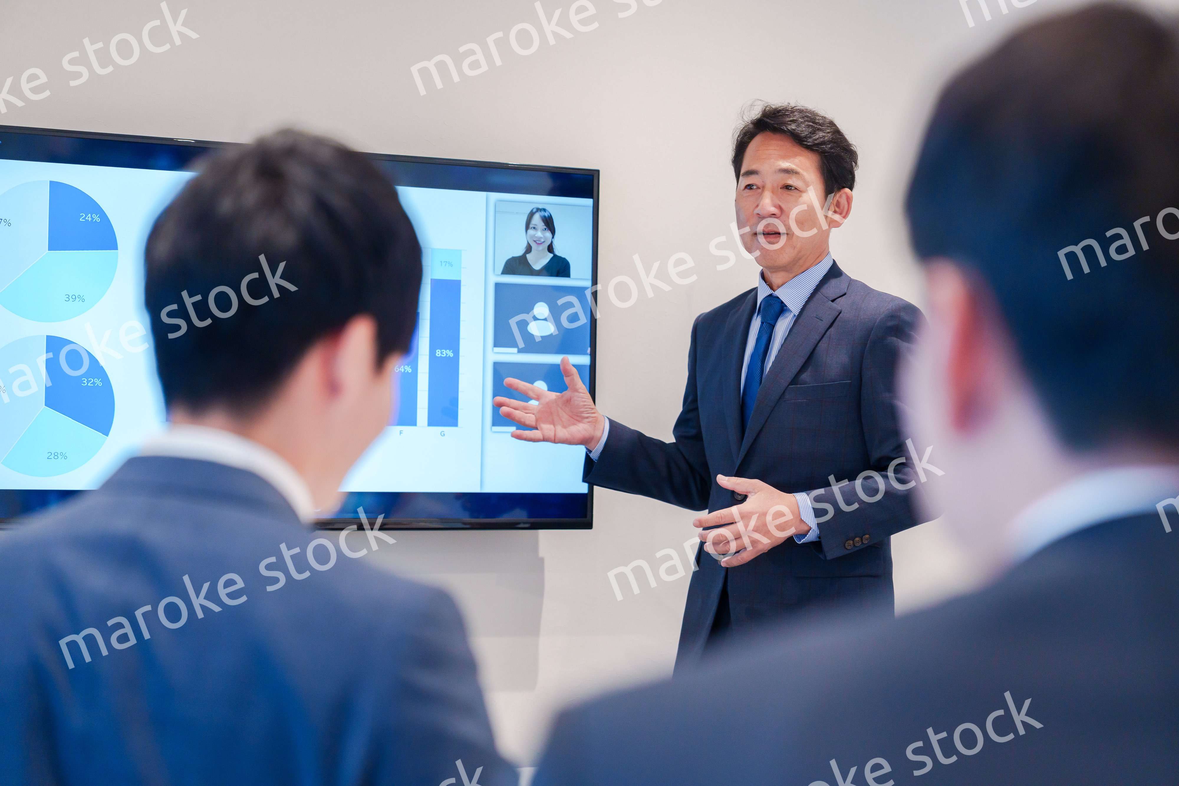 オフィスでのリモート会議で発言をするシニアのビジネスマン