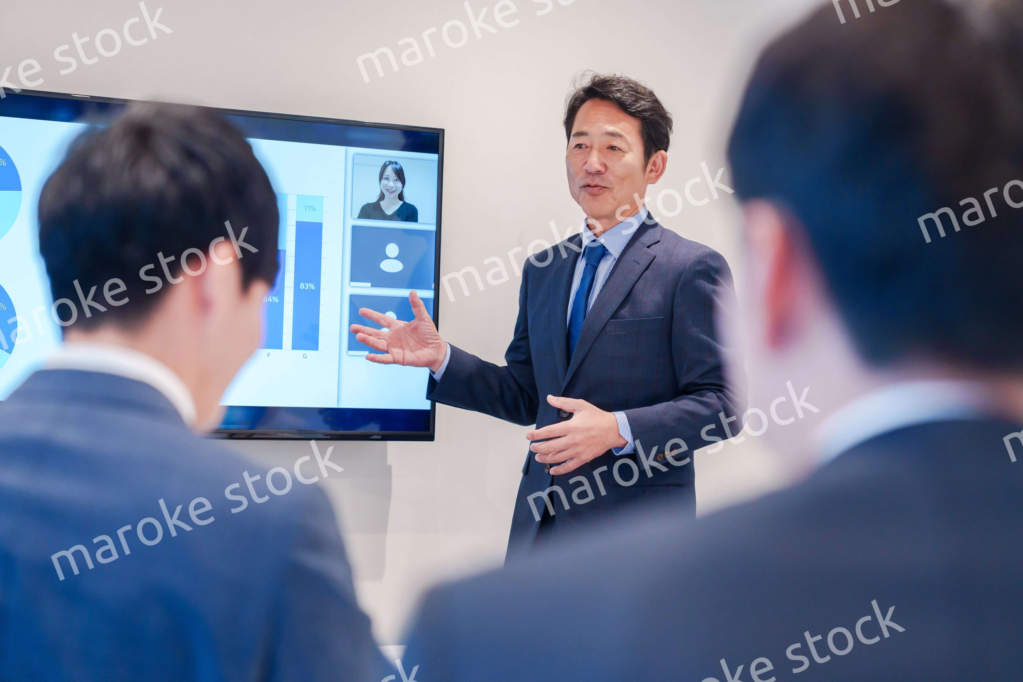 オフィスでのリモート会議で発言をするシニアのビジネスマン