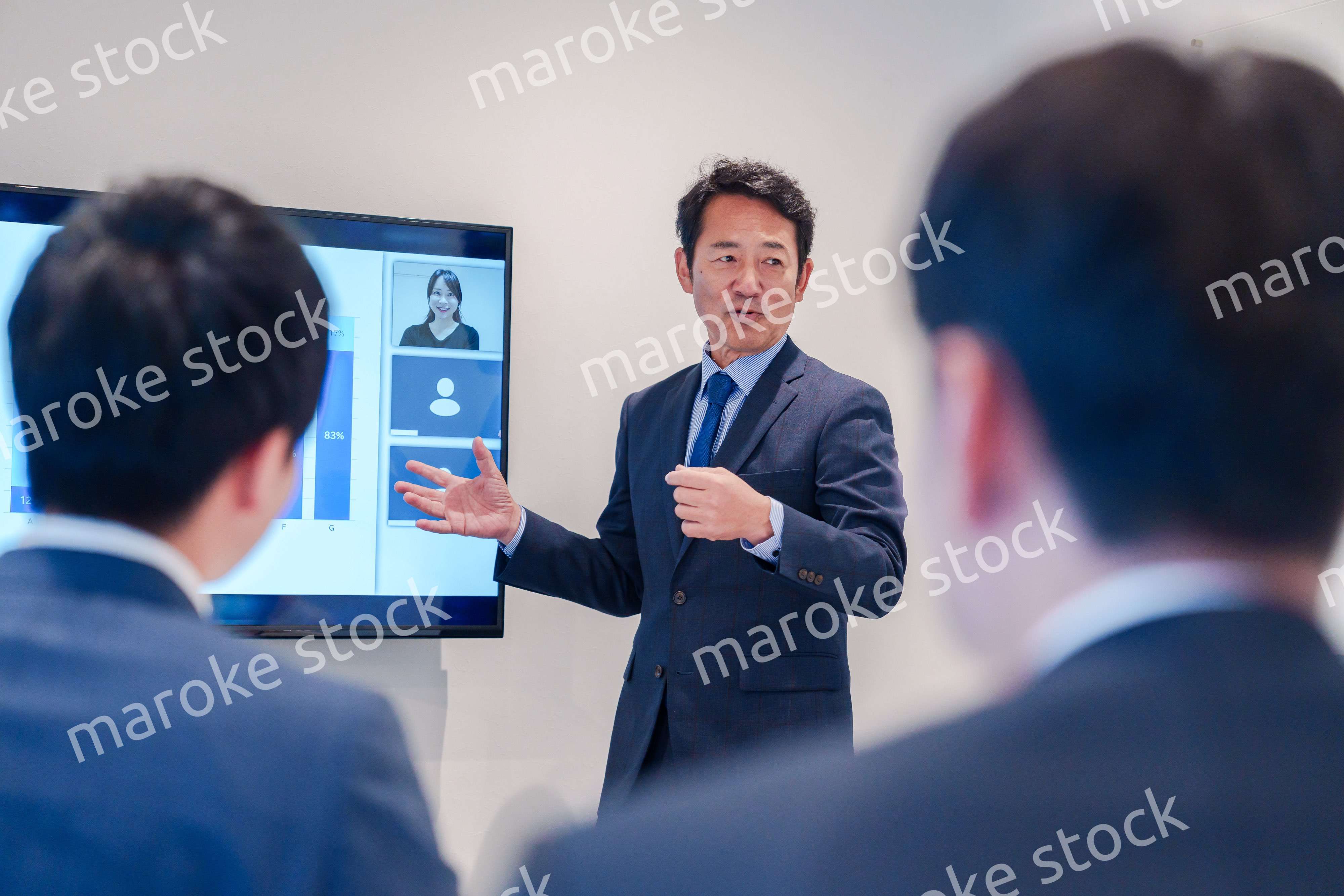 オフィスでのリモート会議で発言をするシニアのビジネスマン