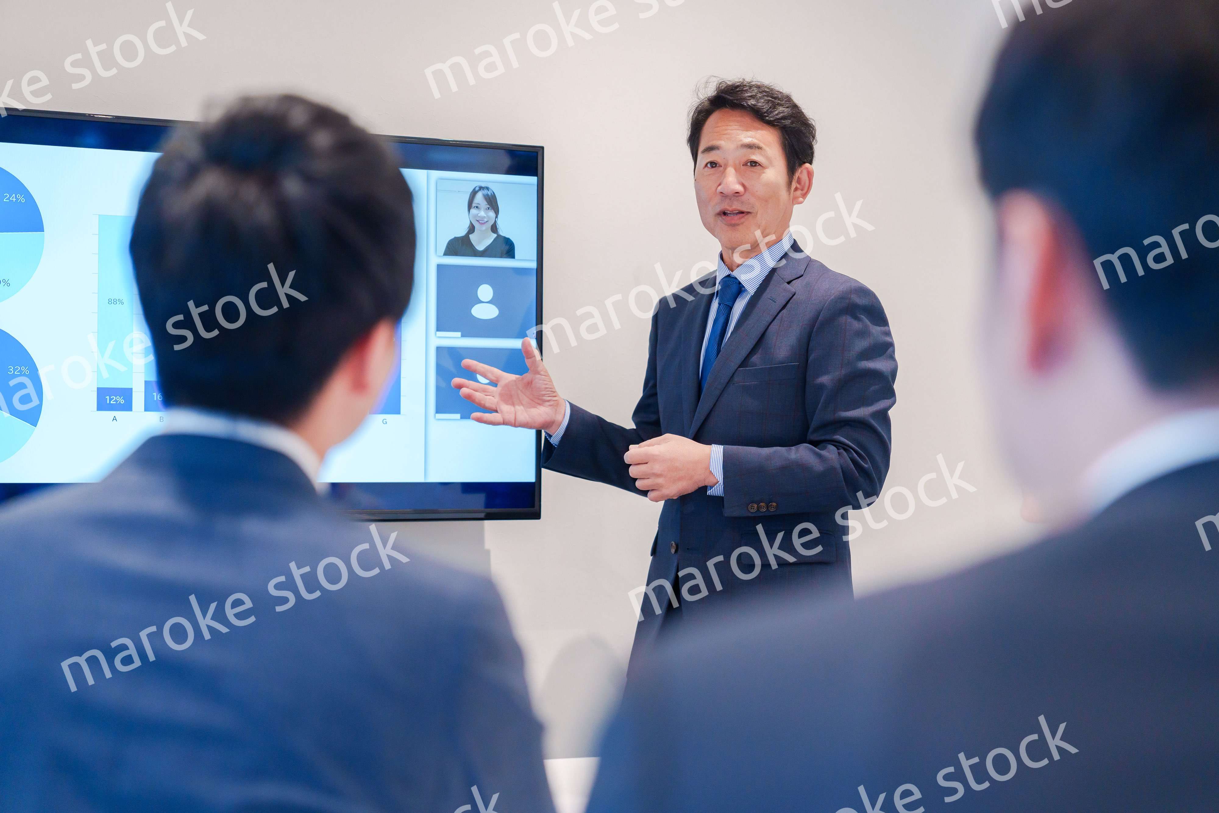 オフィスでのリモート会議で発言をするシニアのビジネスマン