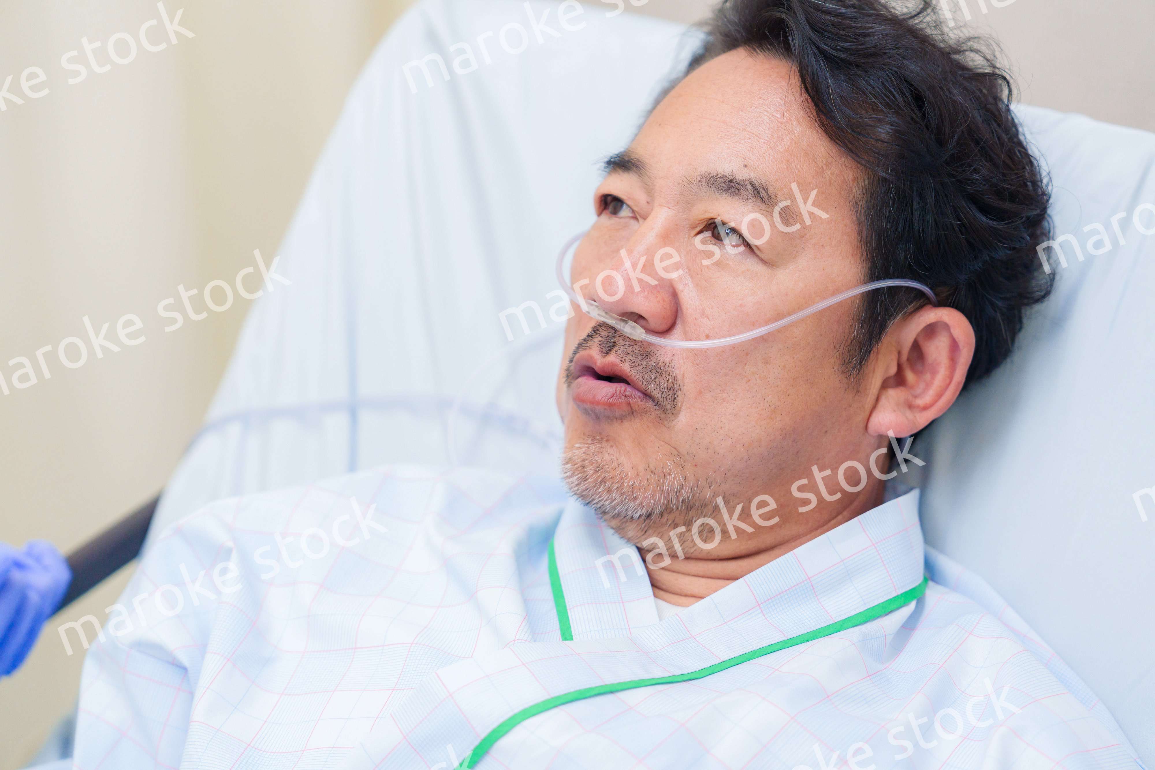 病棟で入院患者のケアをする医療従事者の女性