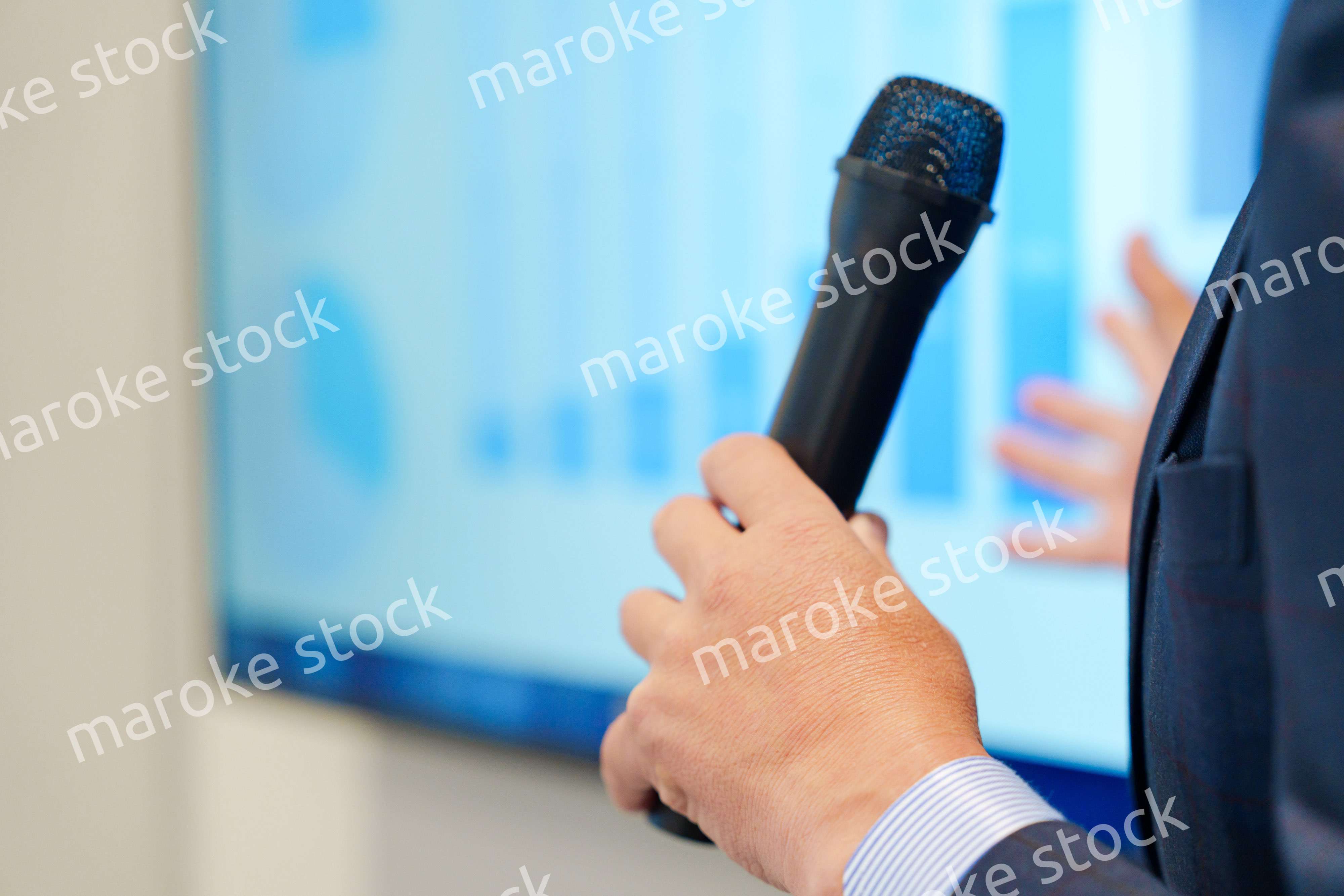 データを示しながらプレゼンをするビジネスマン