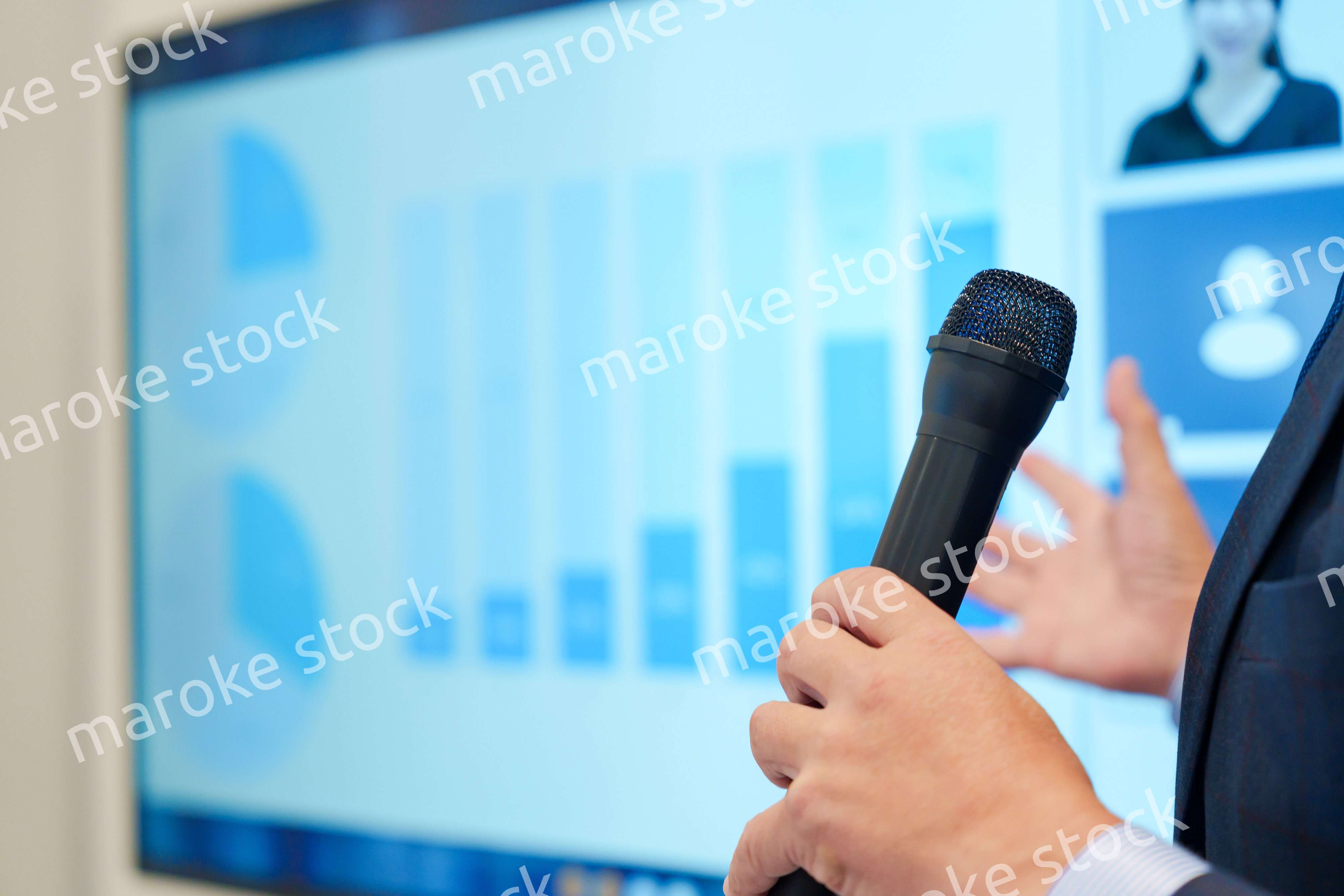 データを示しながらプレゼンをするビジネスマン