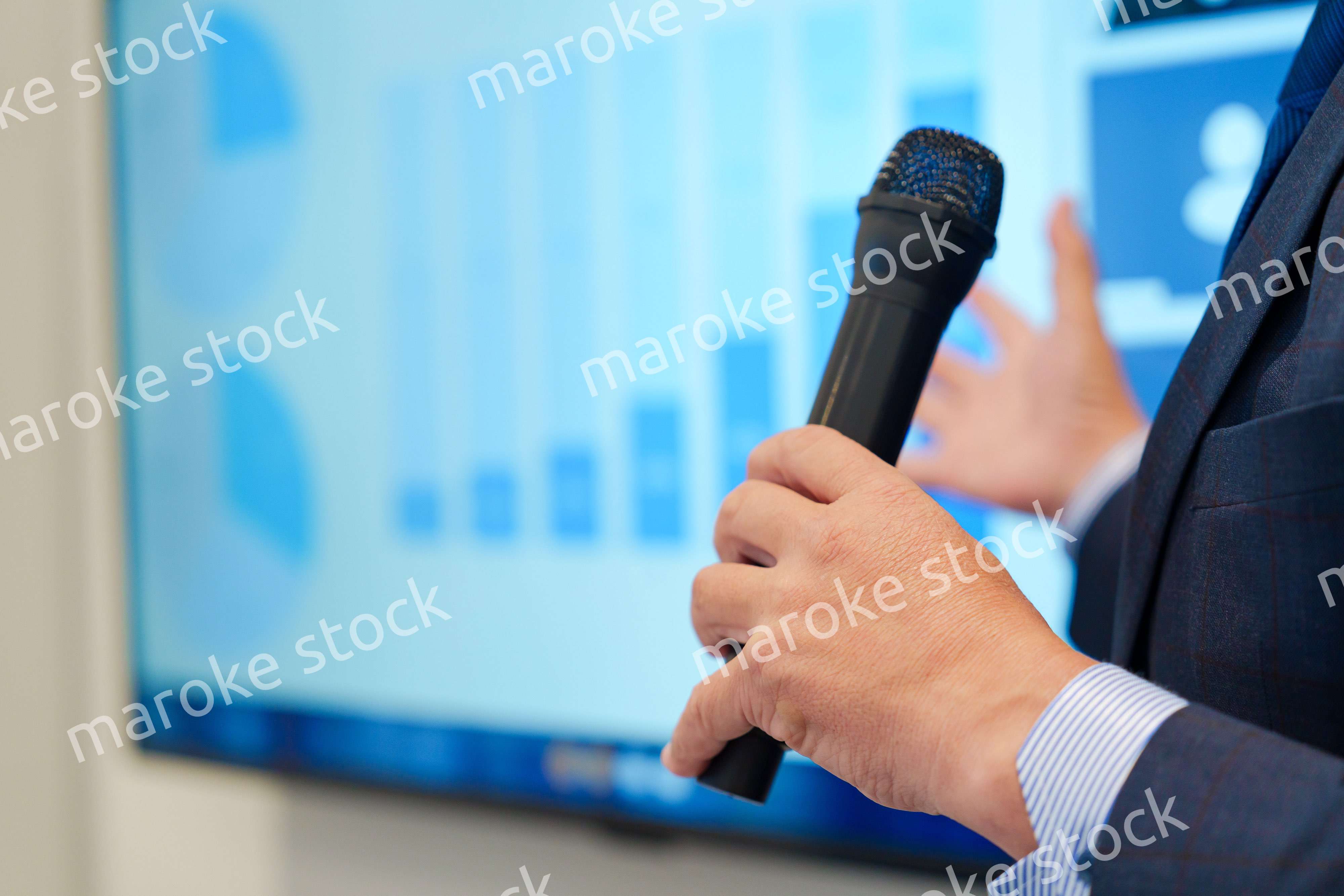 データを示しながらプレゼンをするビジネスマン