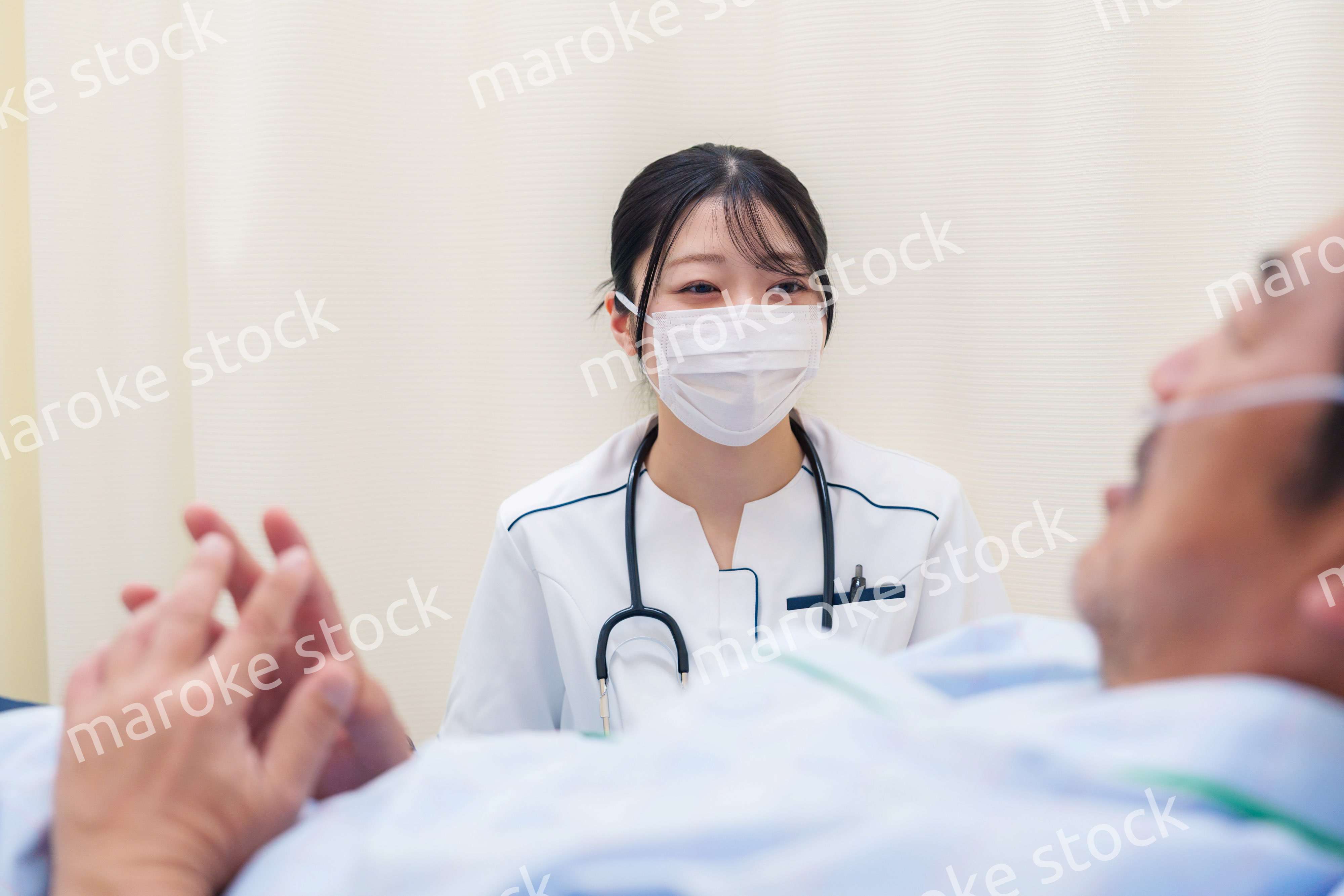 病棟で入院患者のケアをする医療従事者の女性