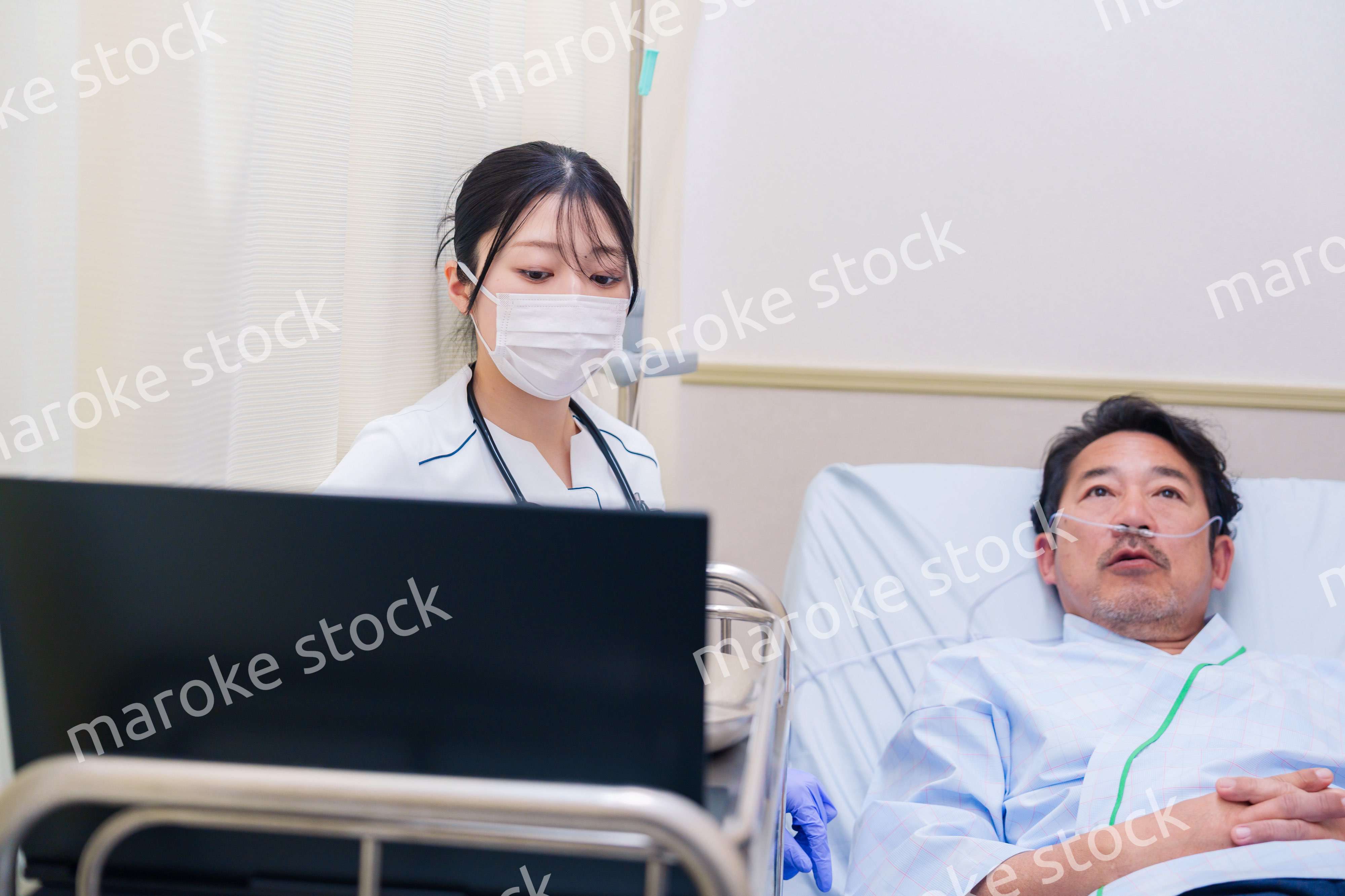 病棟で入院患者のケアをする医療従事者の女性