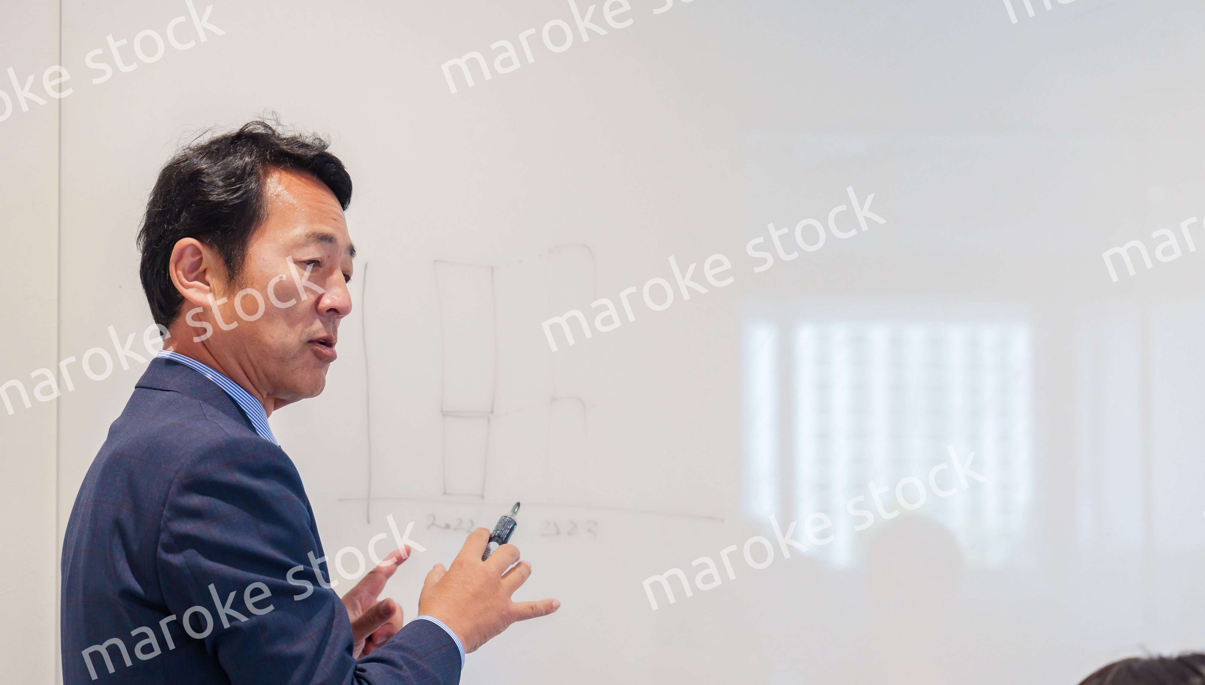 授業をする男性の教師