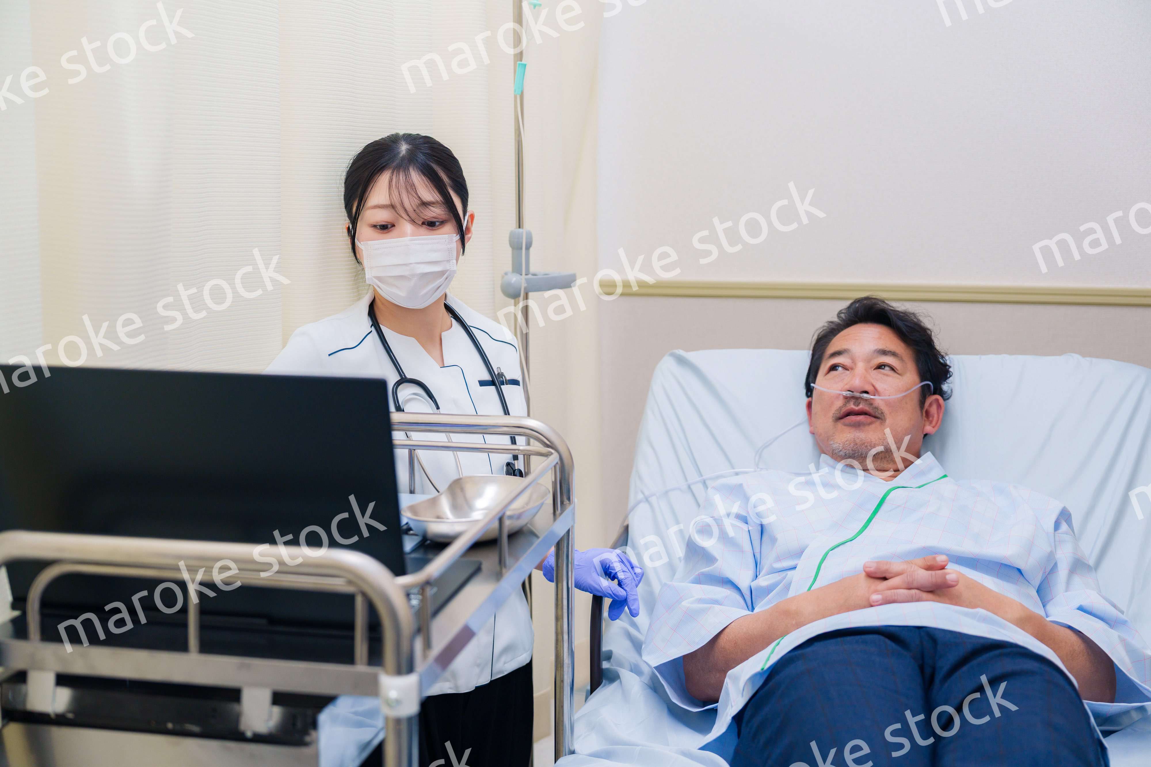 病棟で入院患者のケアをする医療従事者の女性