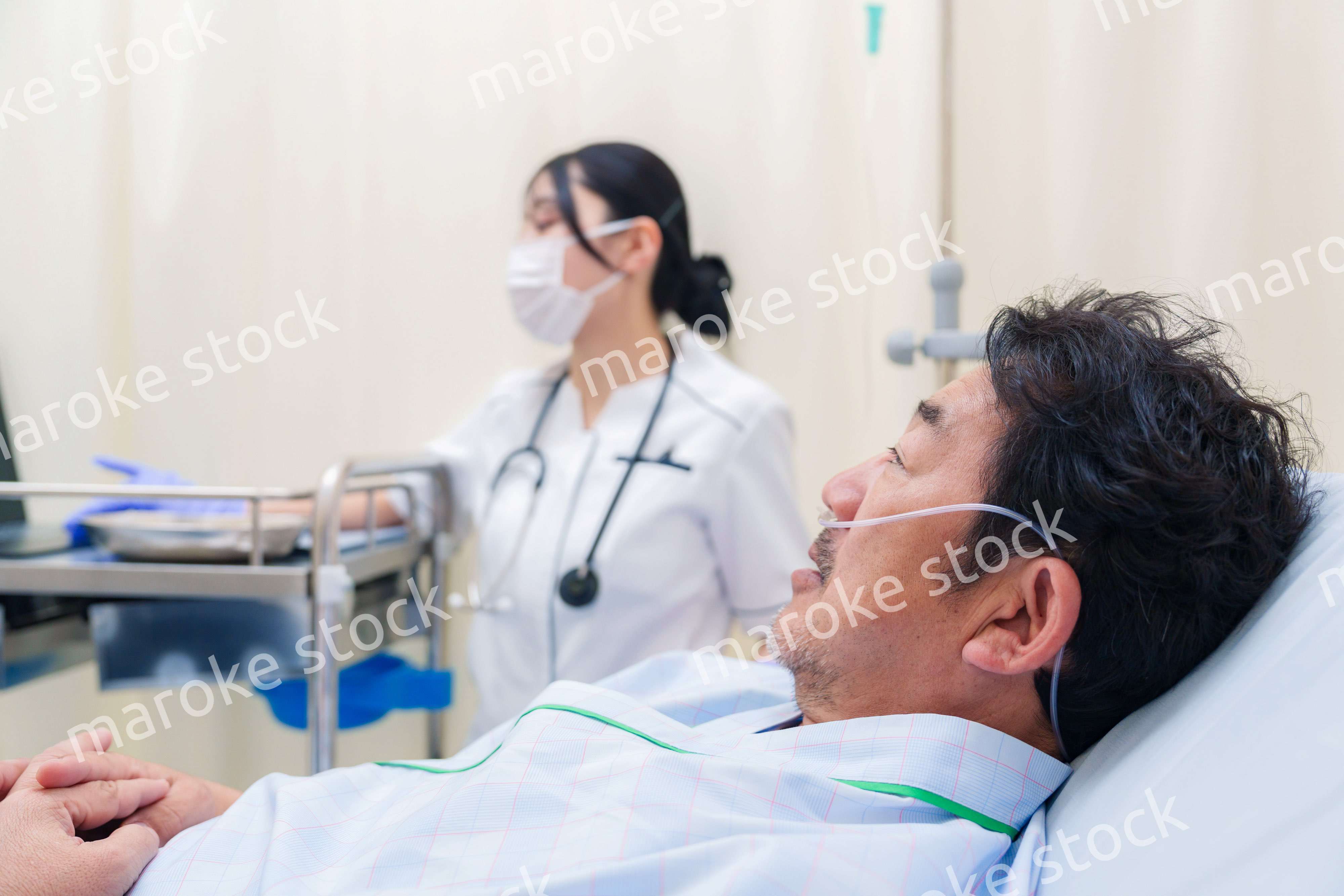 病棟で入院患者のケアをする医療従事者の女性